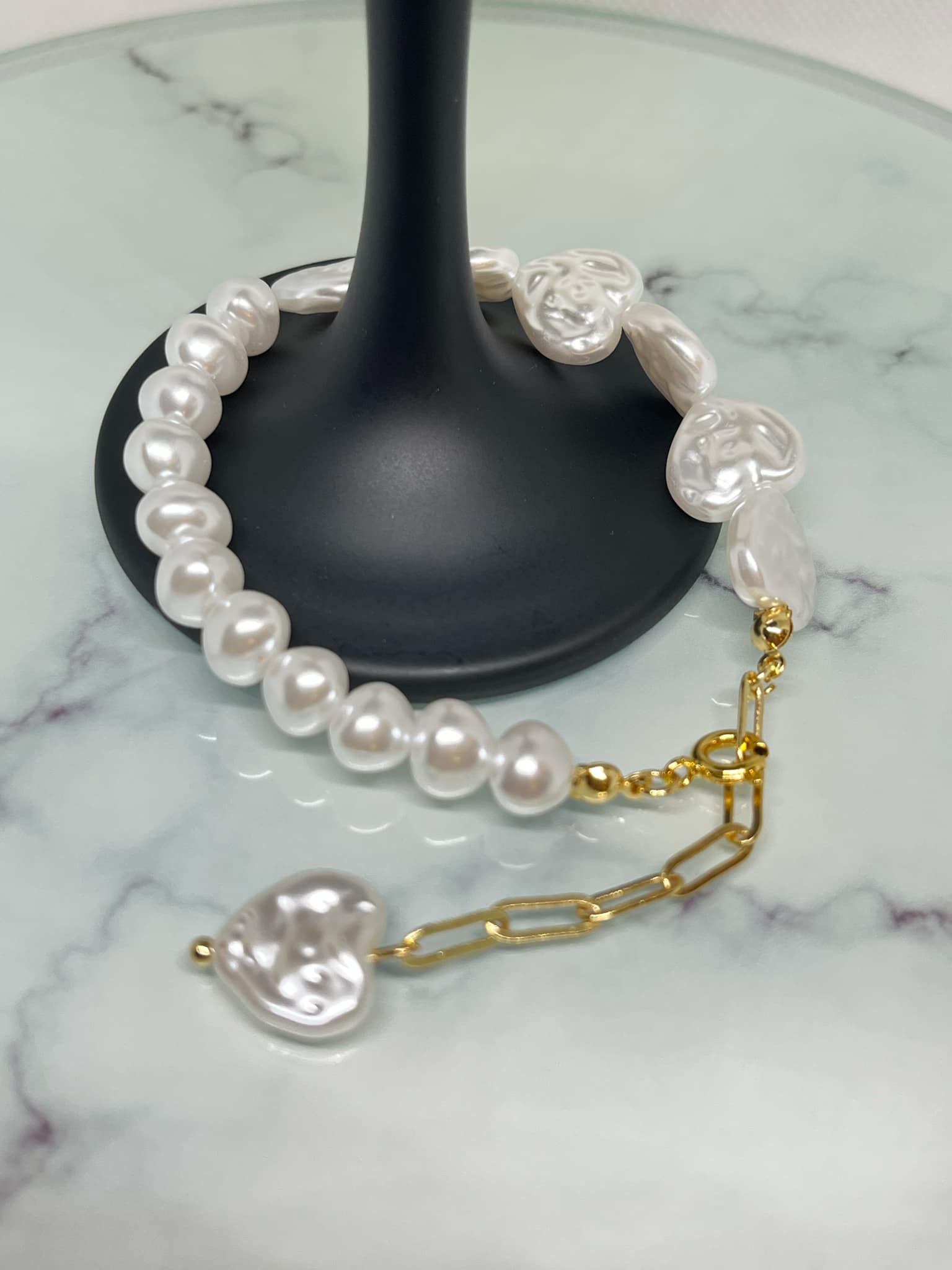 Perlų karoliukų apyrankė su širdelėmis