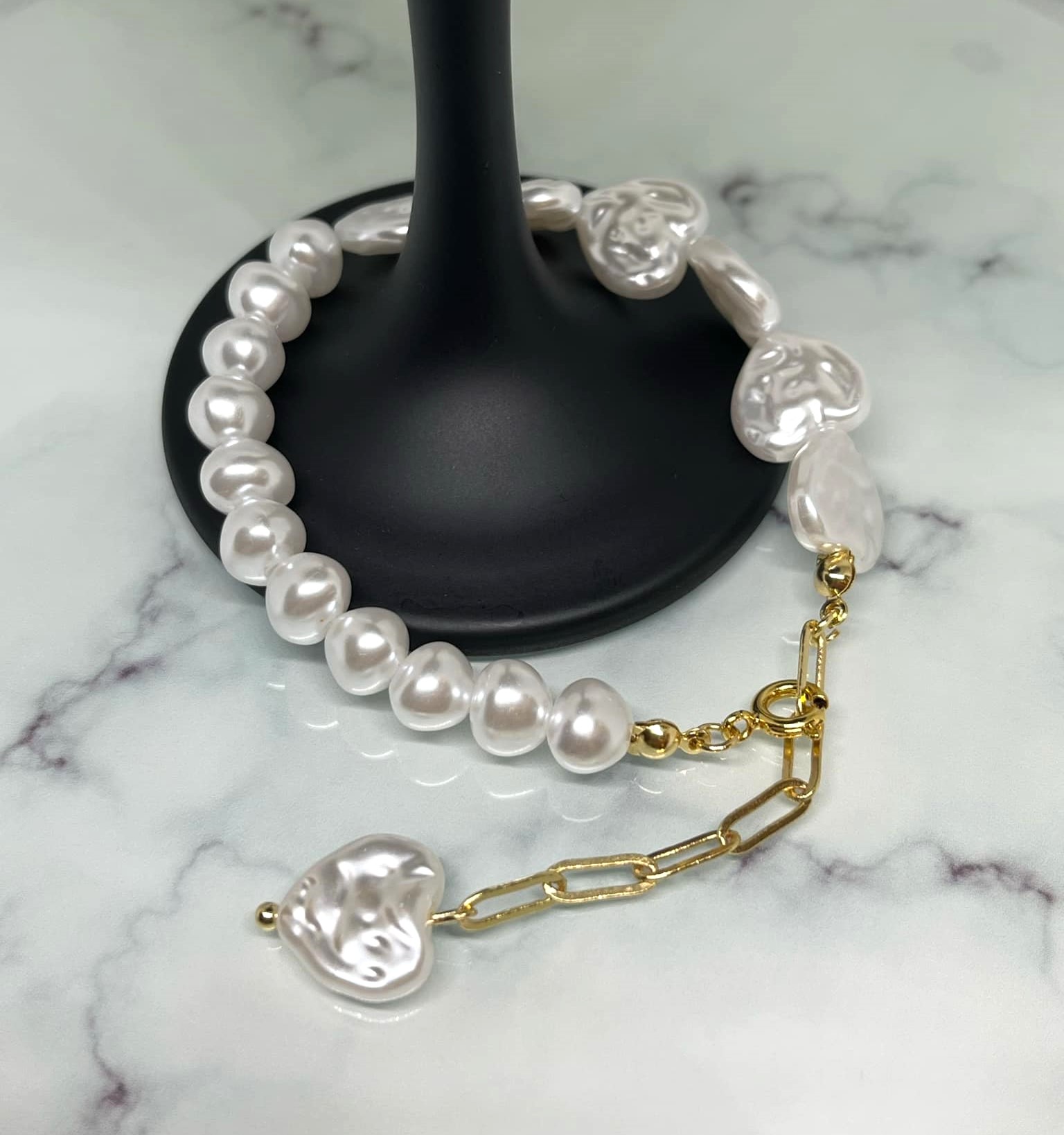 Perlų karoliukų apyrankė su širdelėmis