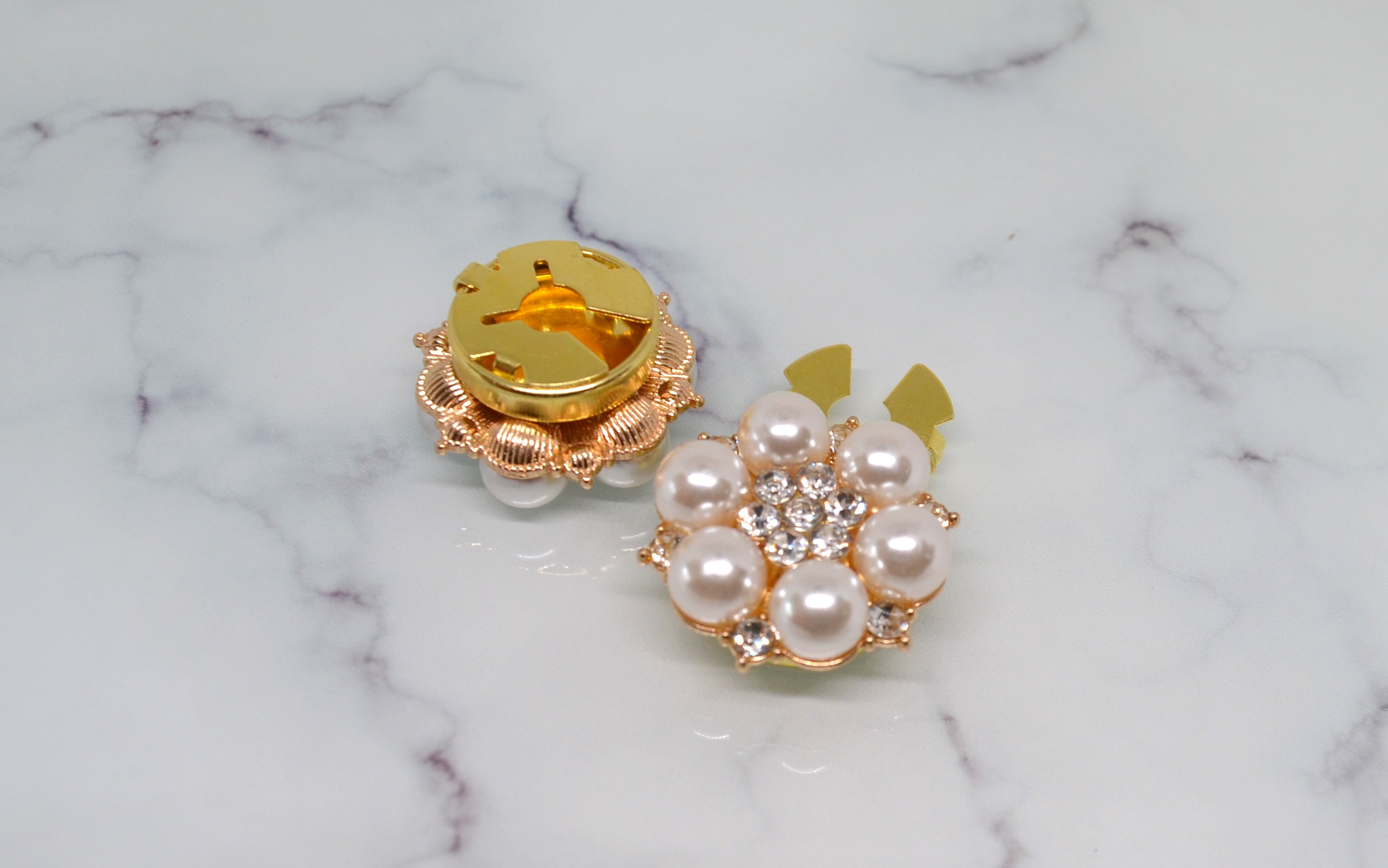 Gėlės formos sagų klipsai