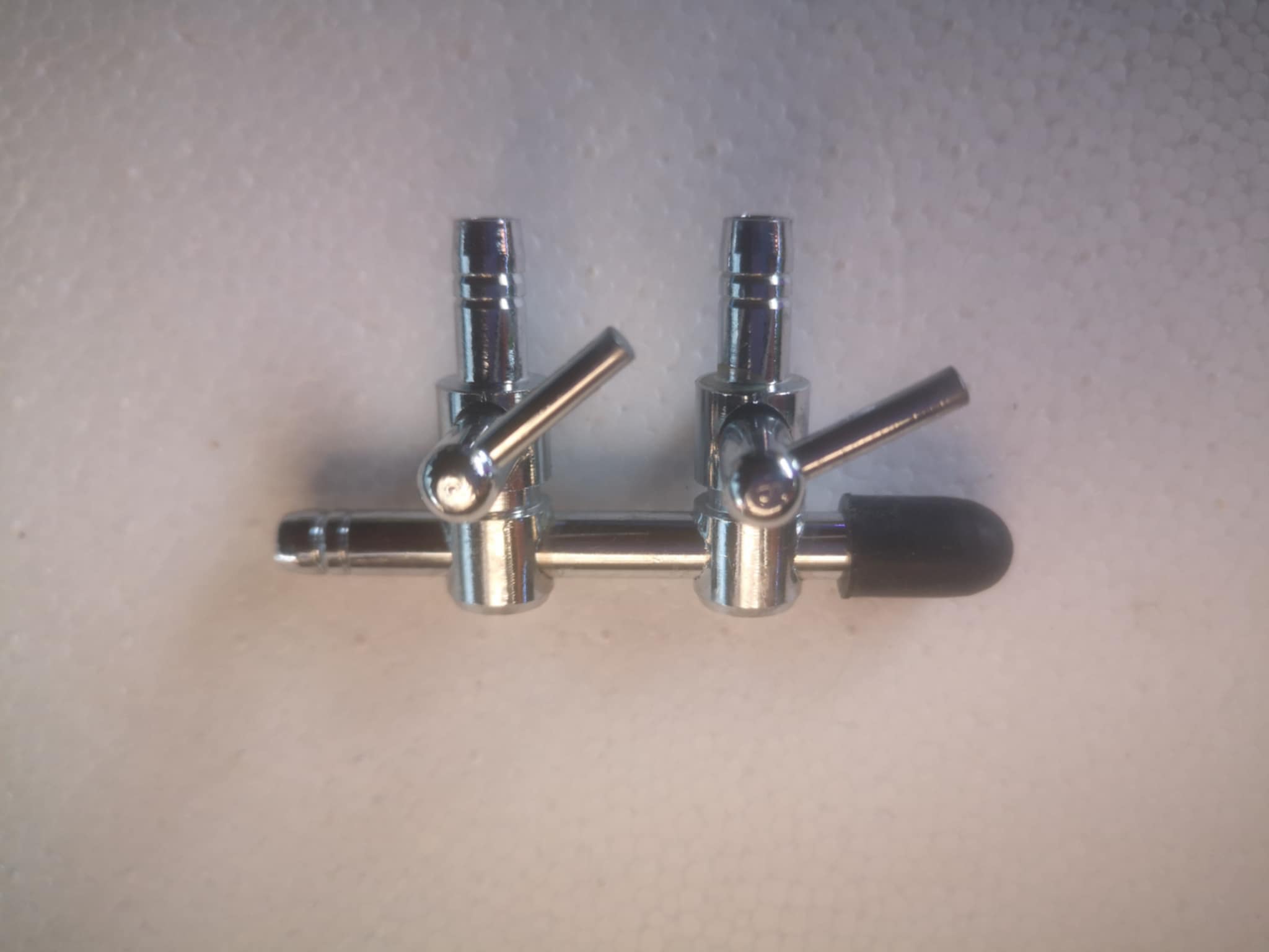 Kraniukas-šakotuvas į 2 išėjimus