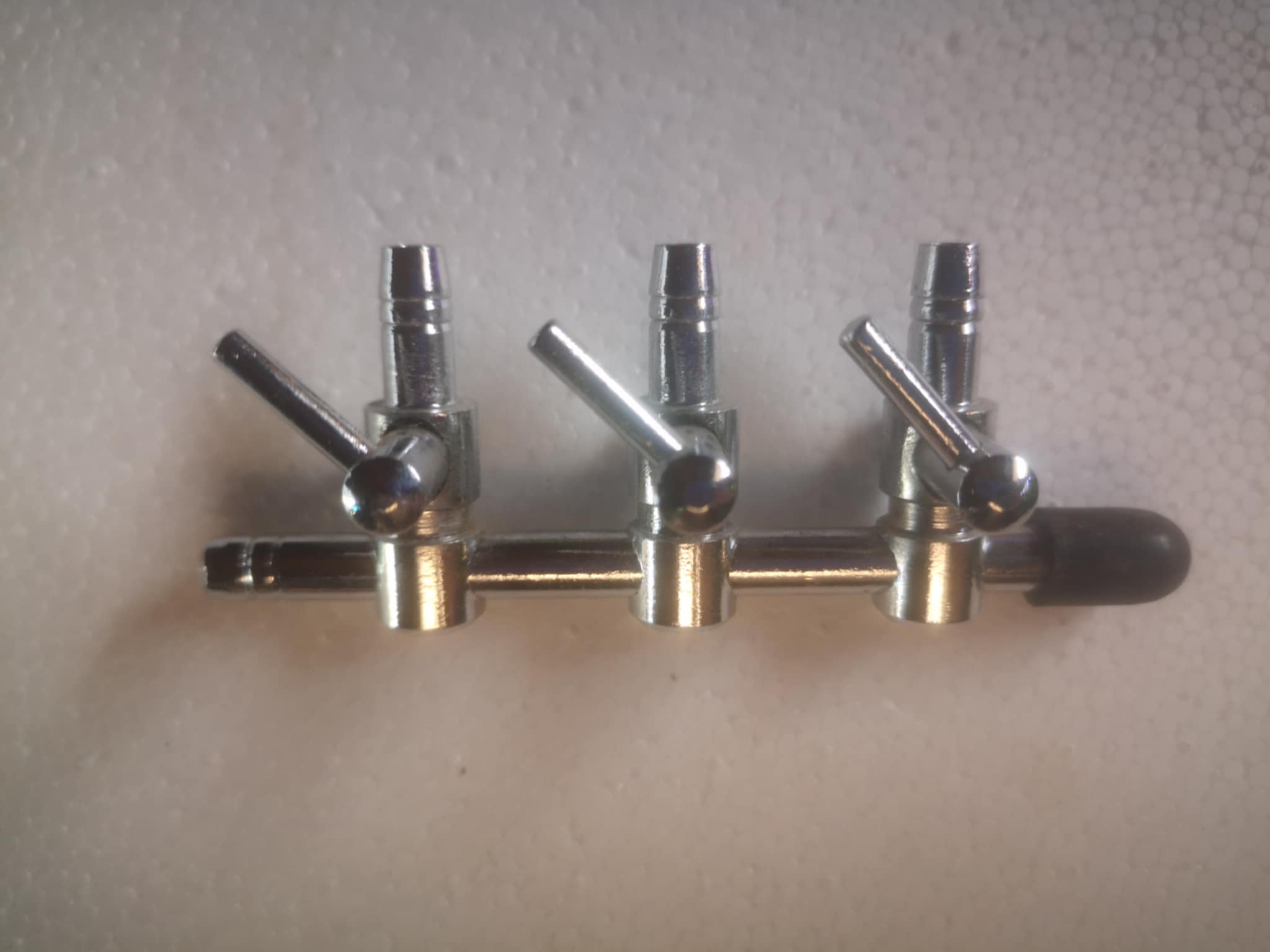 Kraniukas-šakotuvas į 3 išėjimus