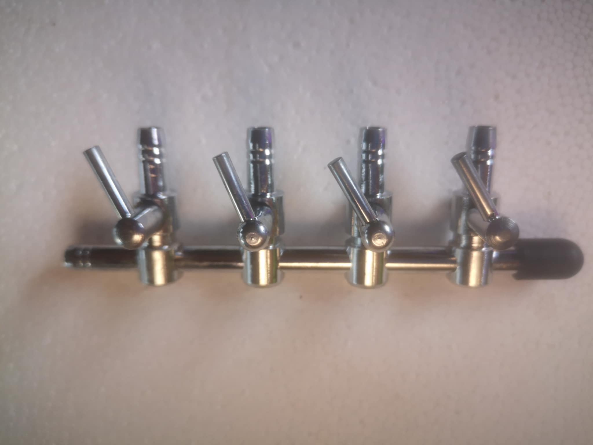 Kraniukas-šakotuvas į 4 išėjimus 