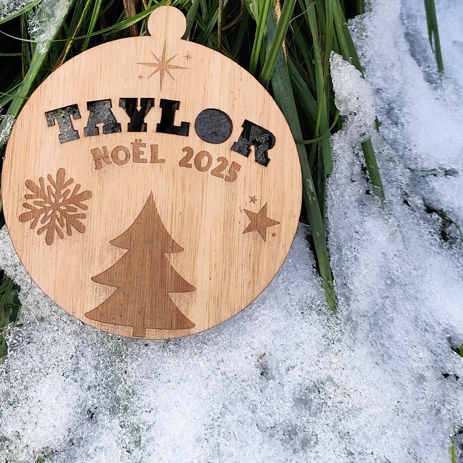 Boule de Noël personnalisée en bois - Prénom gravé - Décoration sapin fait main