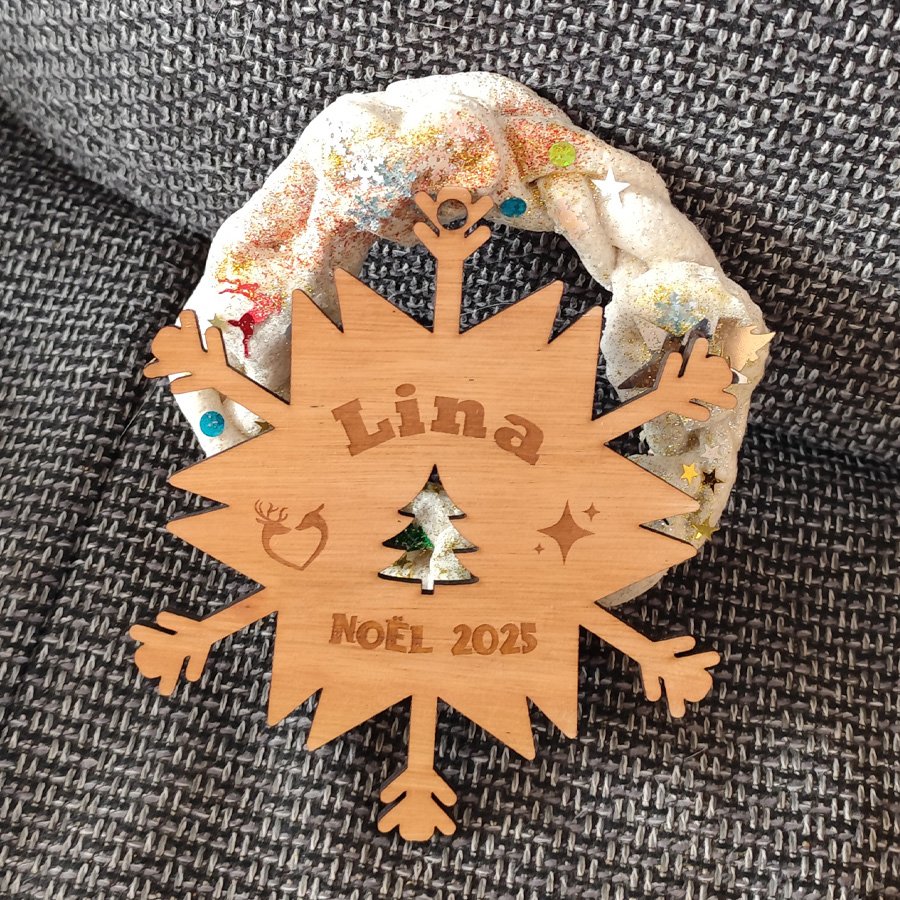 Boule de Noël flocon personnalisée en bois - Prénom gravé - Décoration fait main