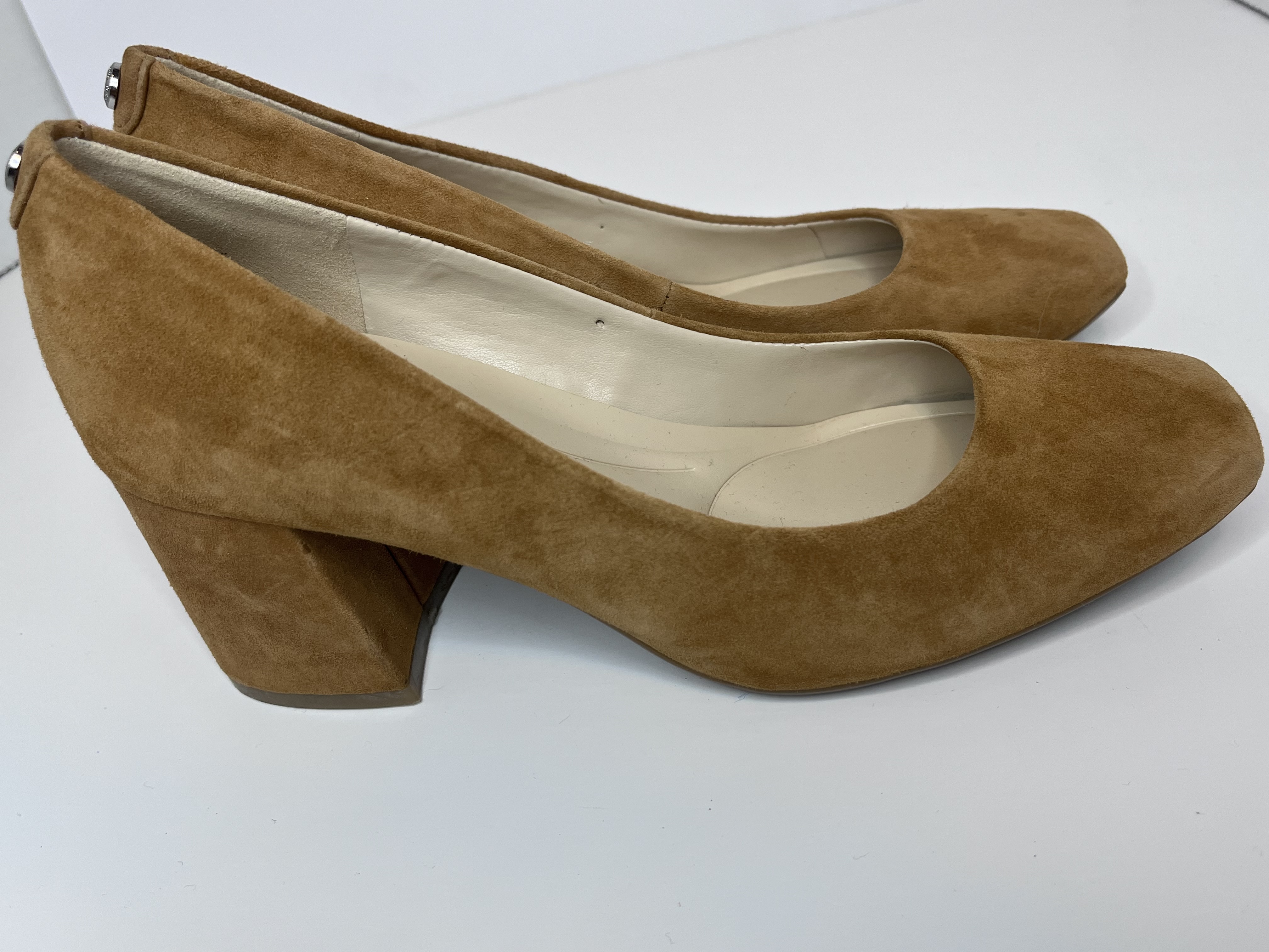 -Women's suede Mustard Color flats (size 6M)