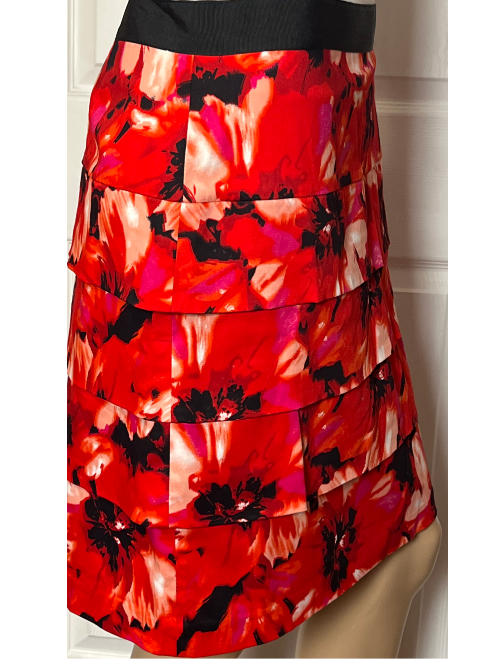 Effortless Elegance: Size 6 Red Floral Skirt by Larry Levine