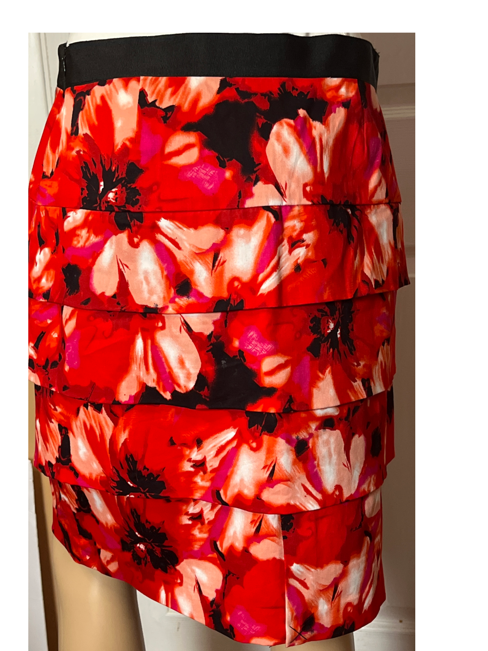 Effortless Elegance: Size 6 Red Floral Skirt by Larry Levine