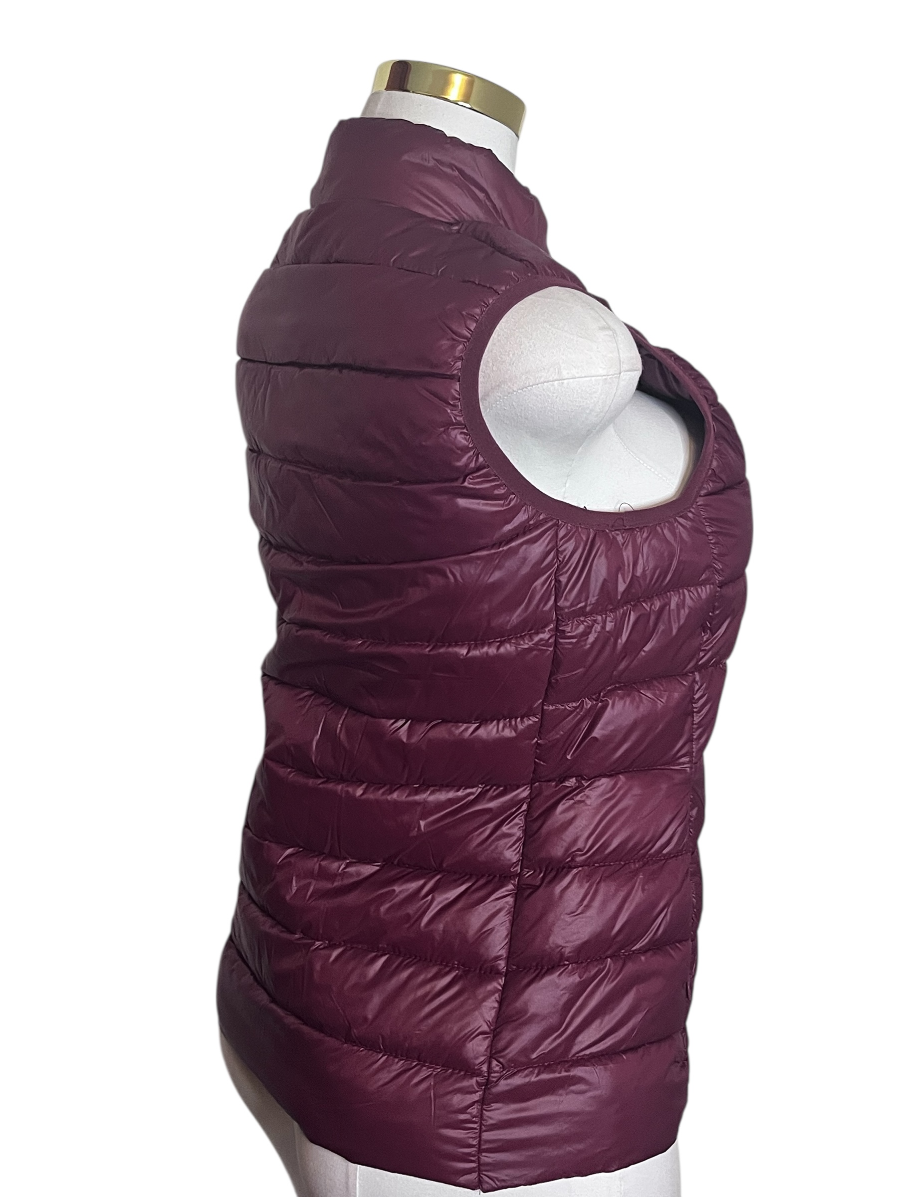 Burgundy Outwear Vest with side pockets and zipper closure (Size Medium)
