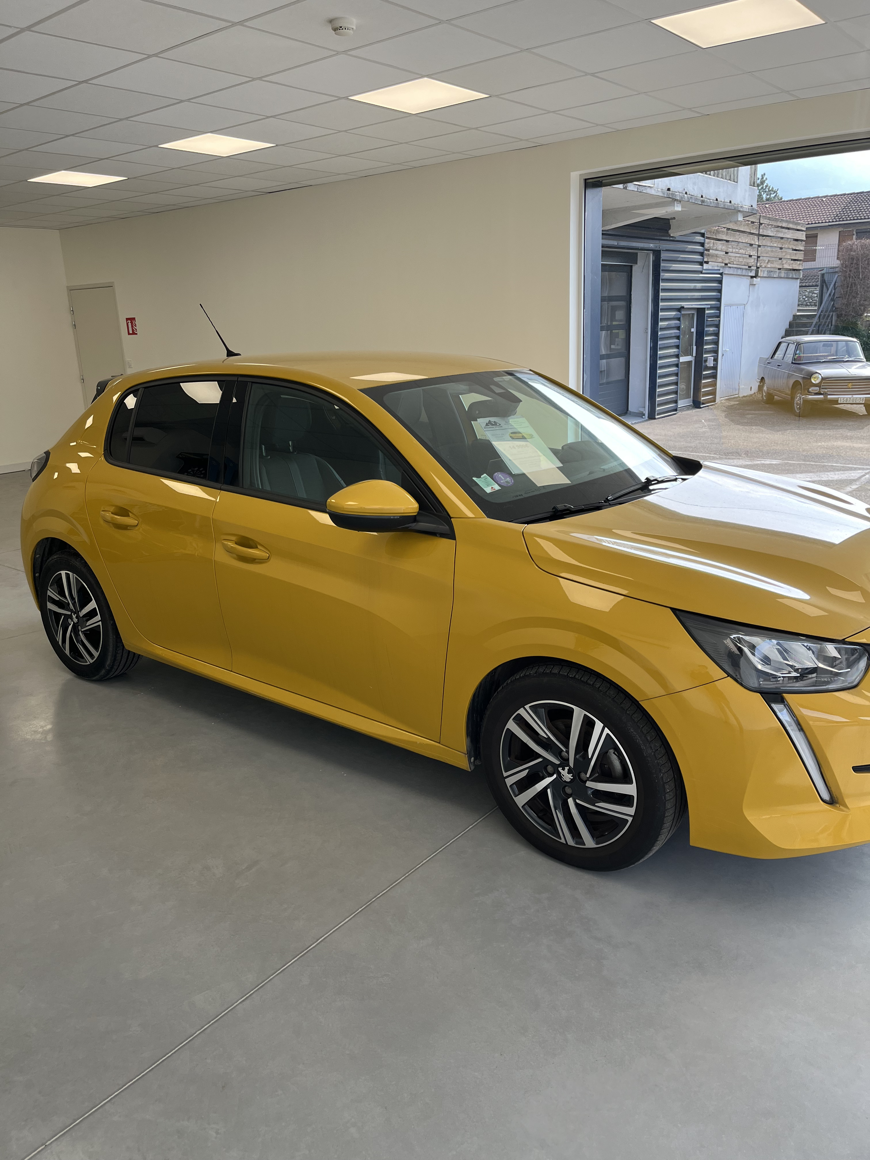 PEUGEOT 208 1.2 ESSENCE