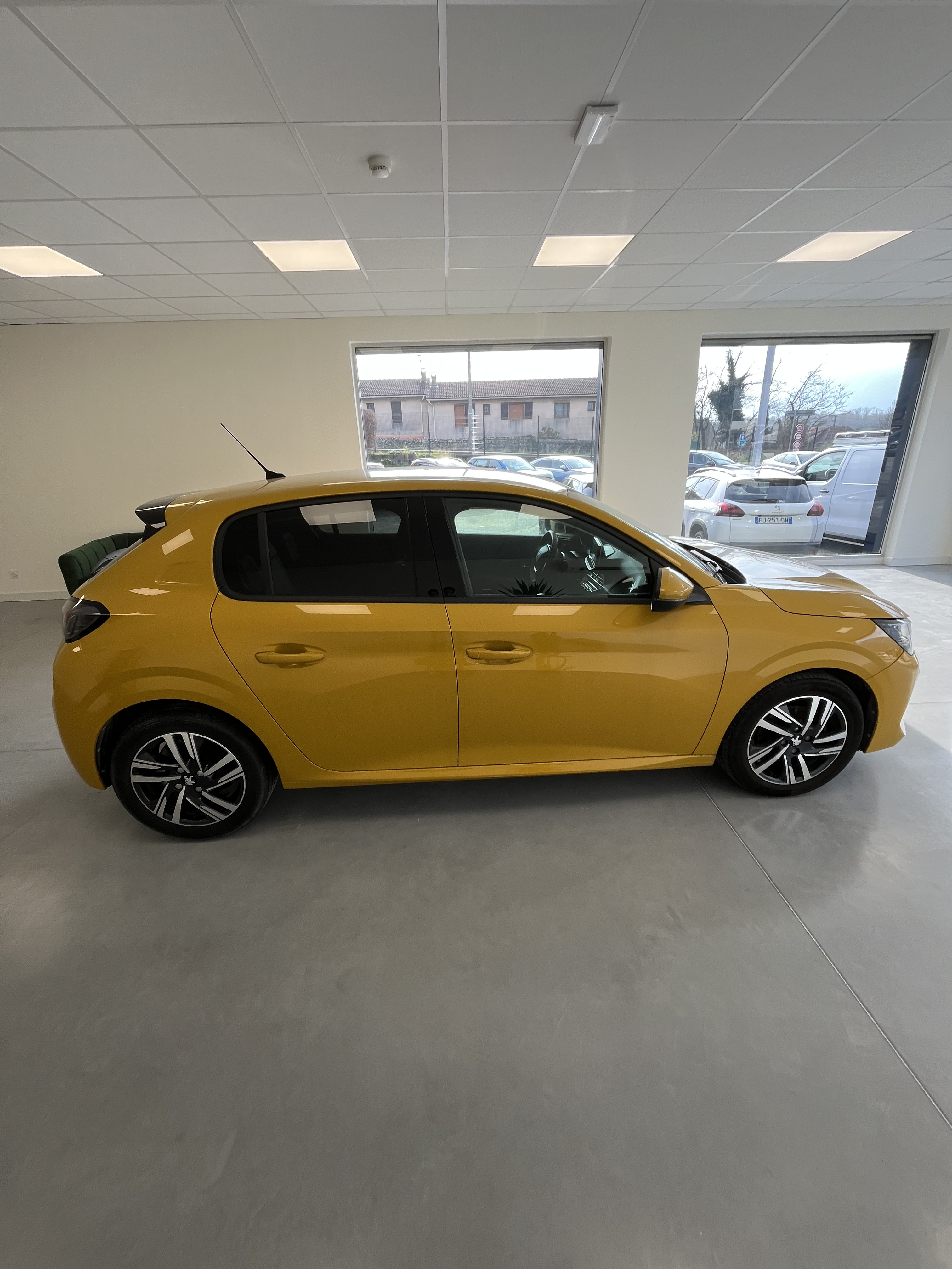 PEUGEOT 208 1.2 ESSENCE
