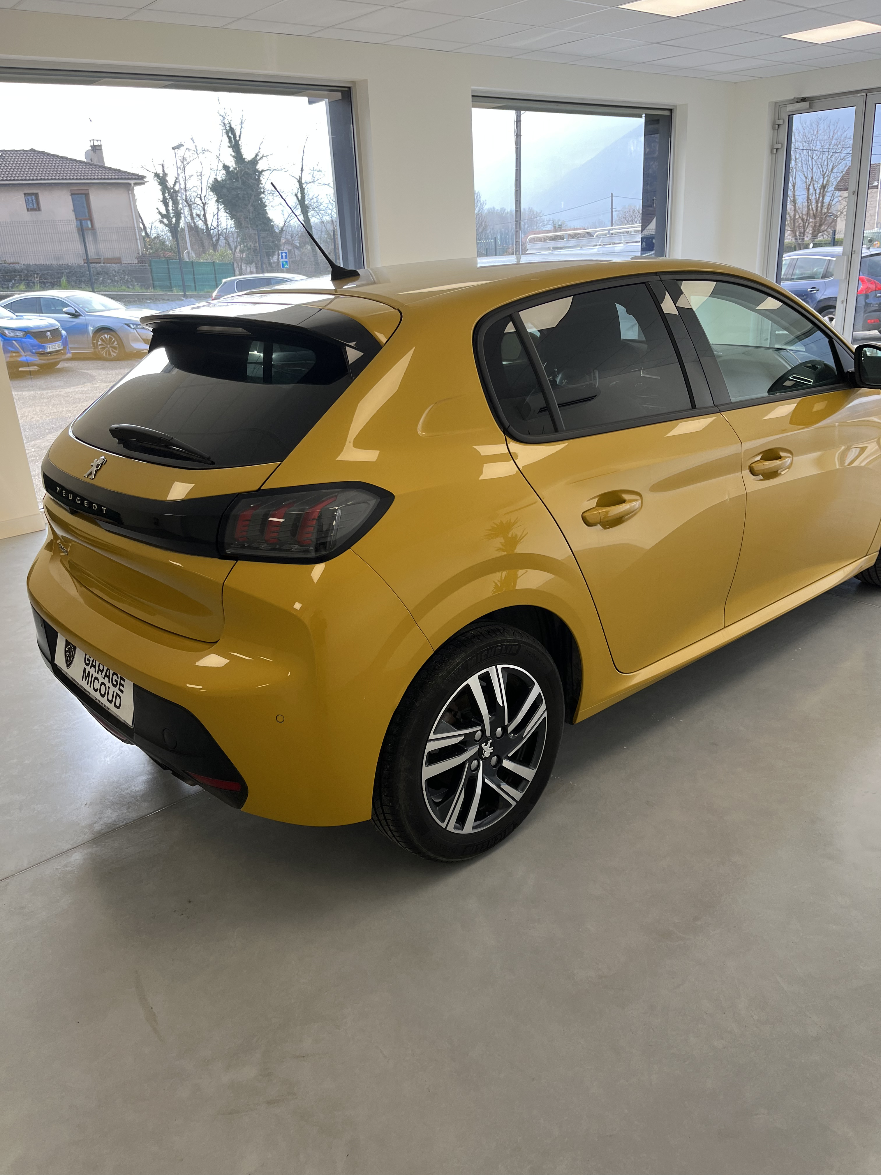 PEUGEOT 208 1.2 ESSENCE