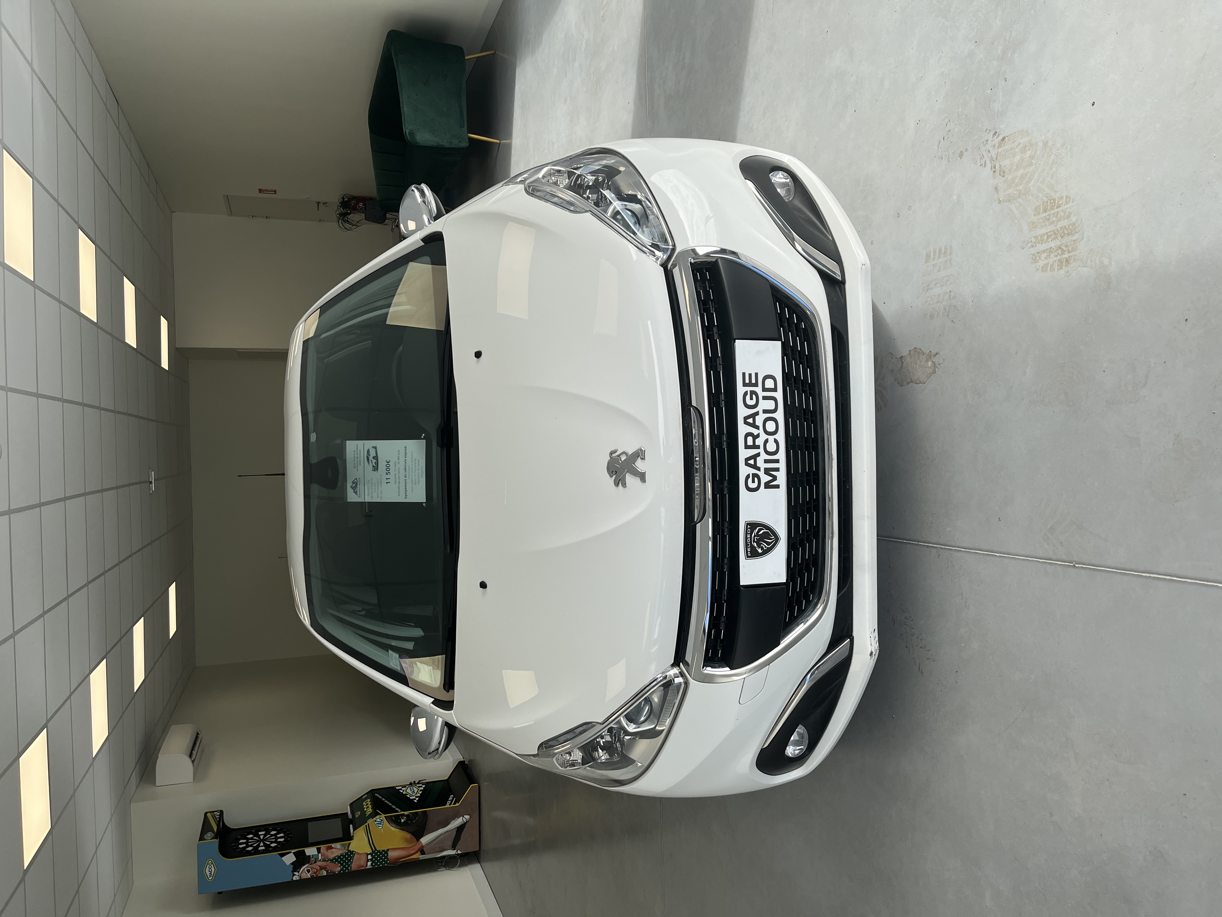 PEUGEOT 208 1.2 ESSENCE