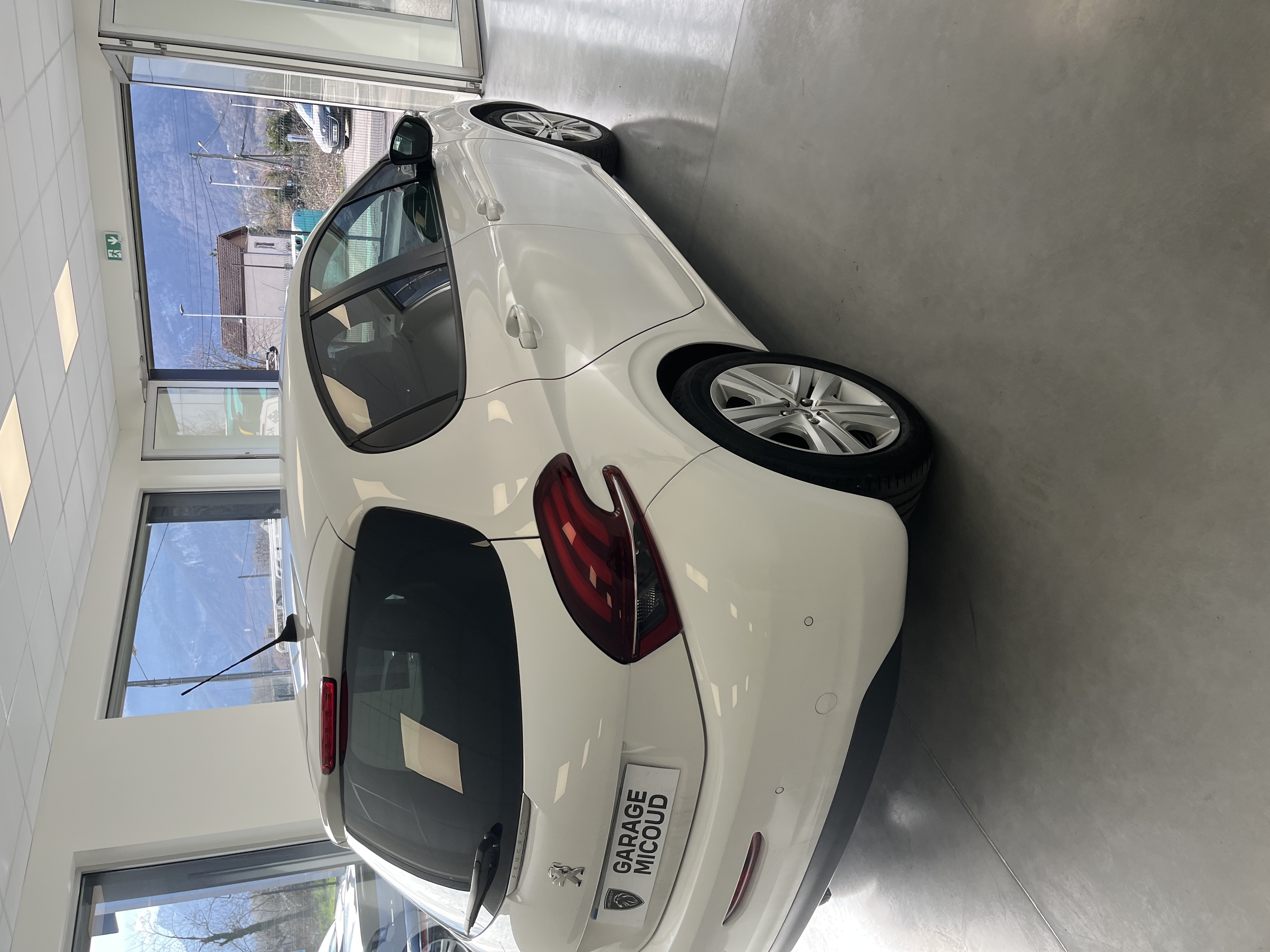 PEUGEOT 208 1.2 ESSENCE
