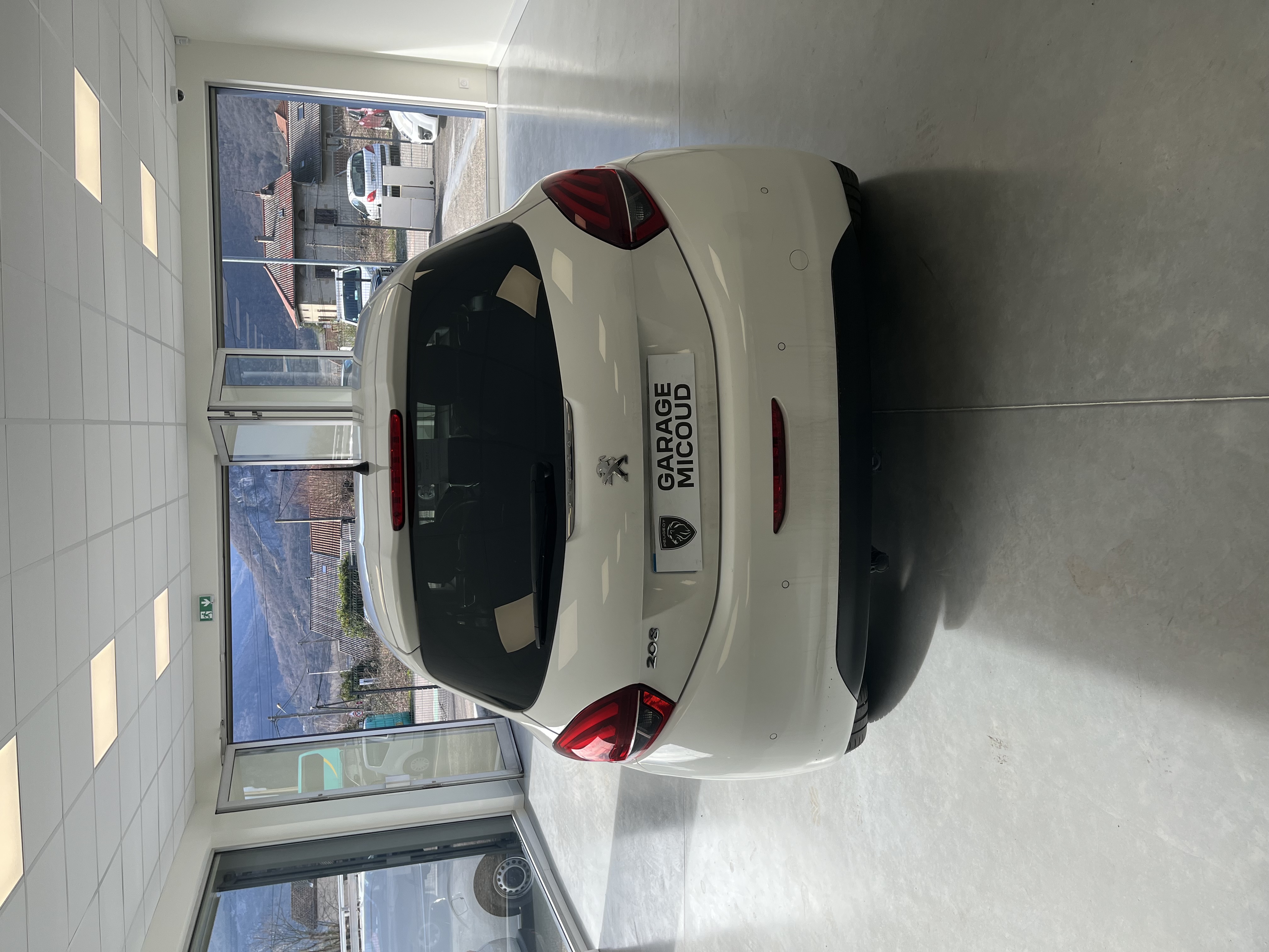 PEUGEOT 208 1.2 ESSENCE
