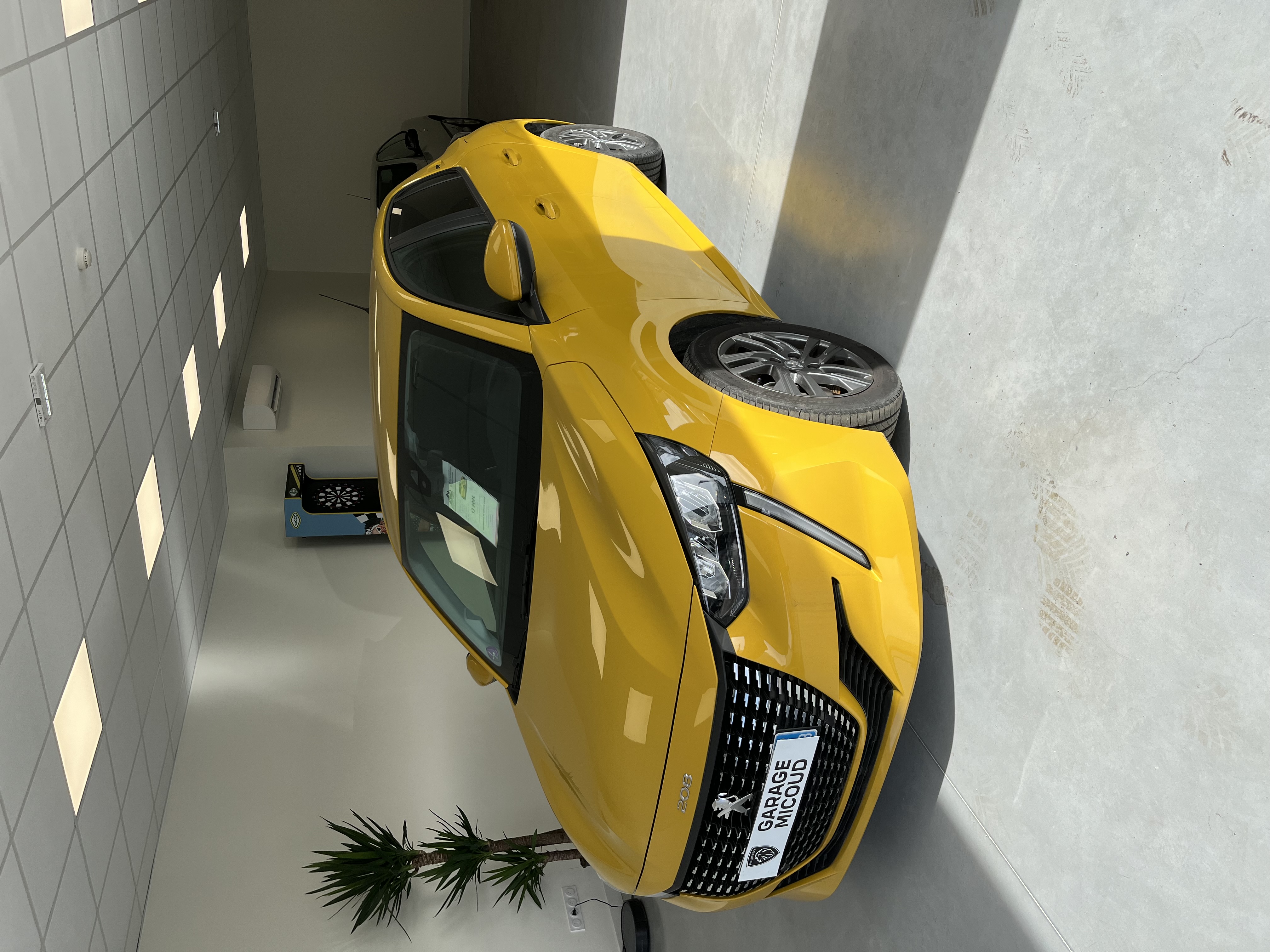 PEUGEOT 208 1.2 ESSENCE