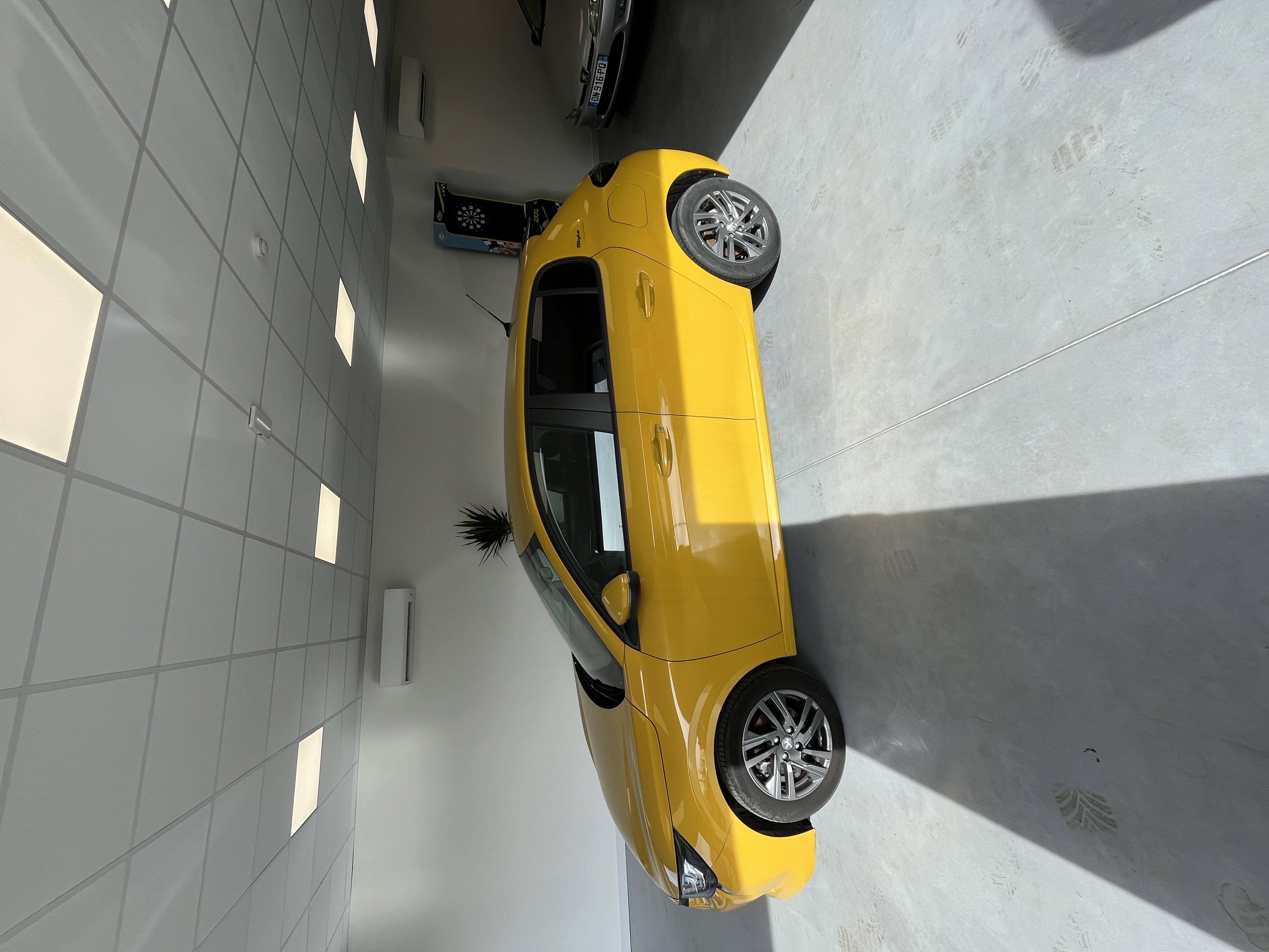 PEUGEOT 208 1.2 ESSENCE