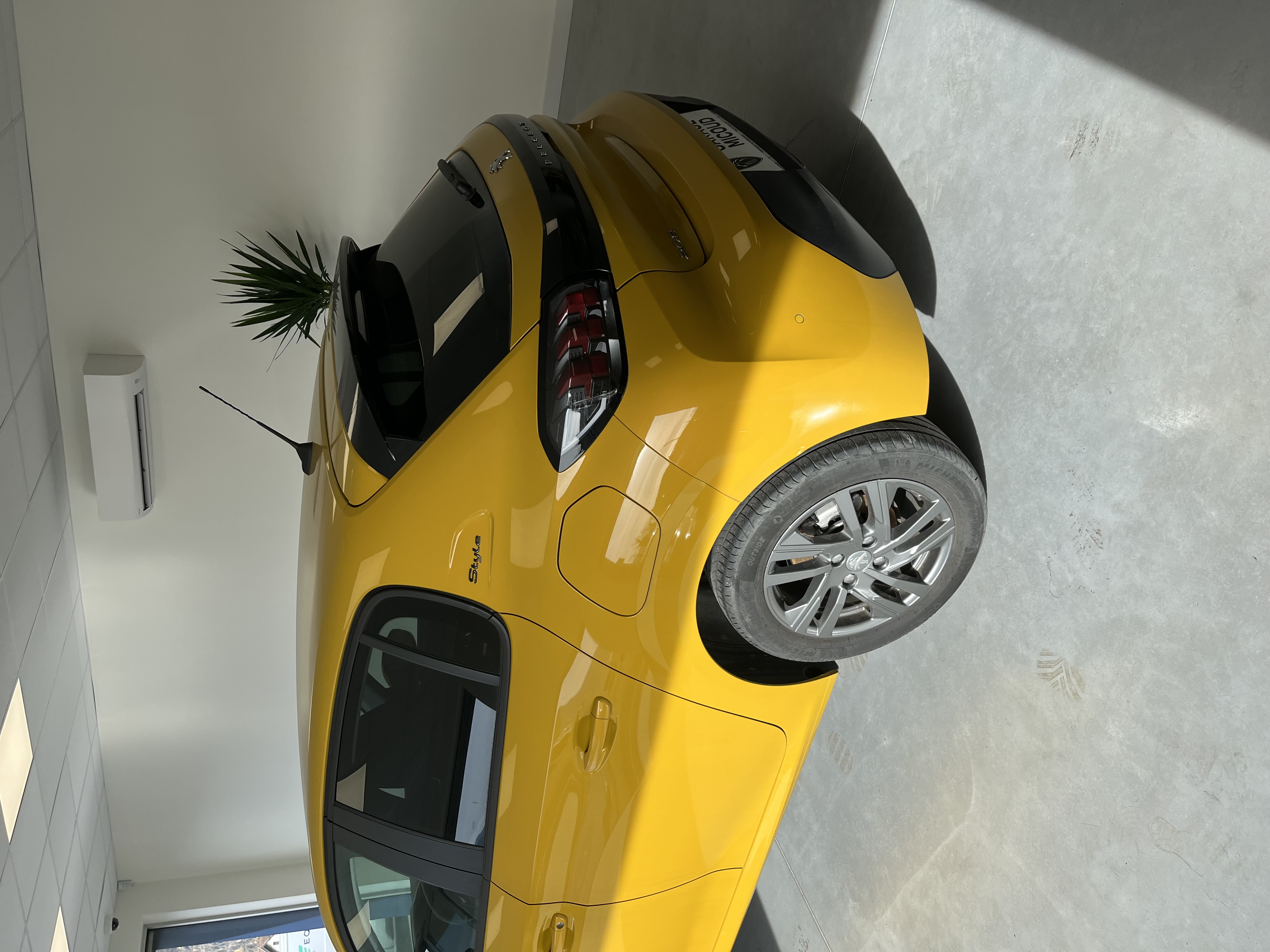 PEUGEOT 208 1.2 ESSENCE