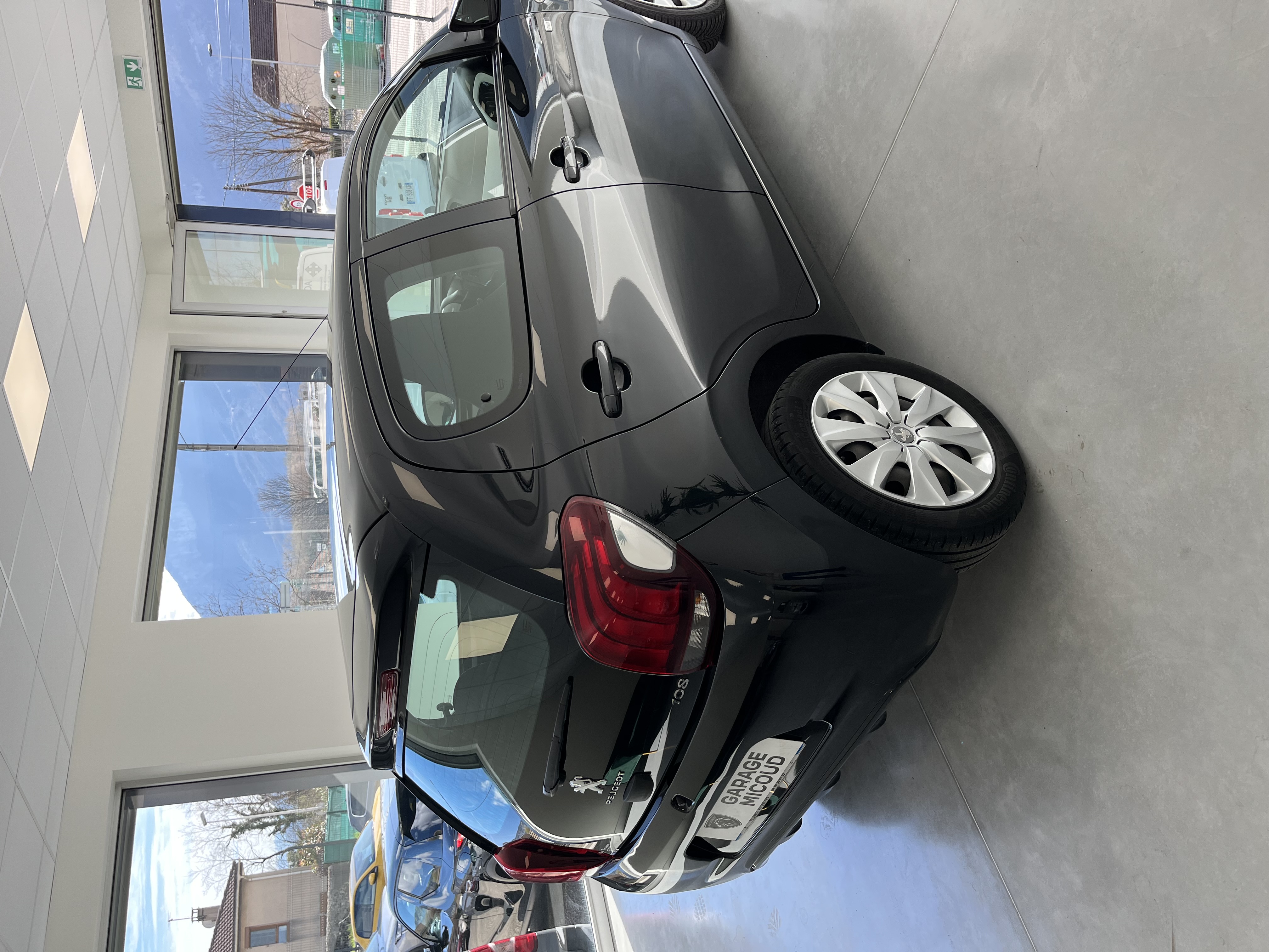 PEUGEOT 108 1.2 ESSENCE NOIR