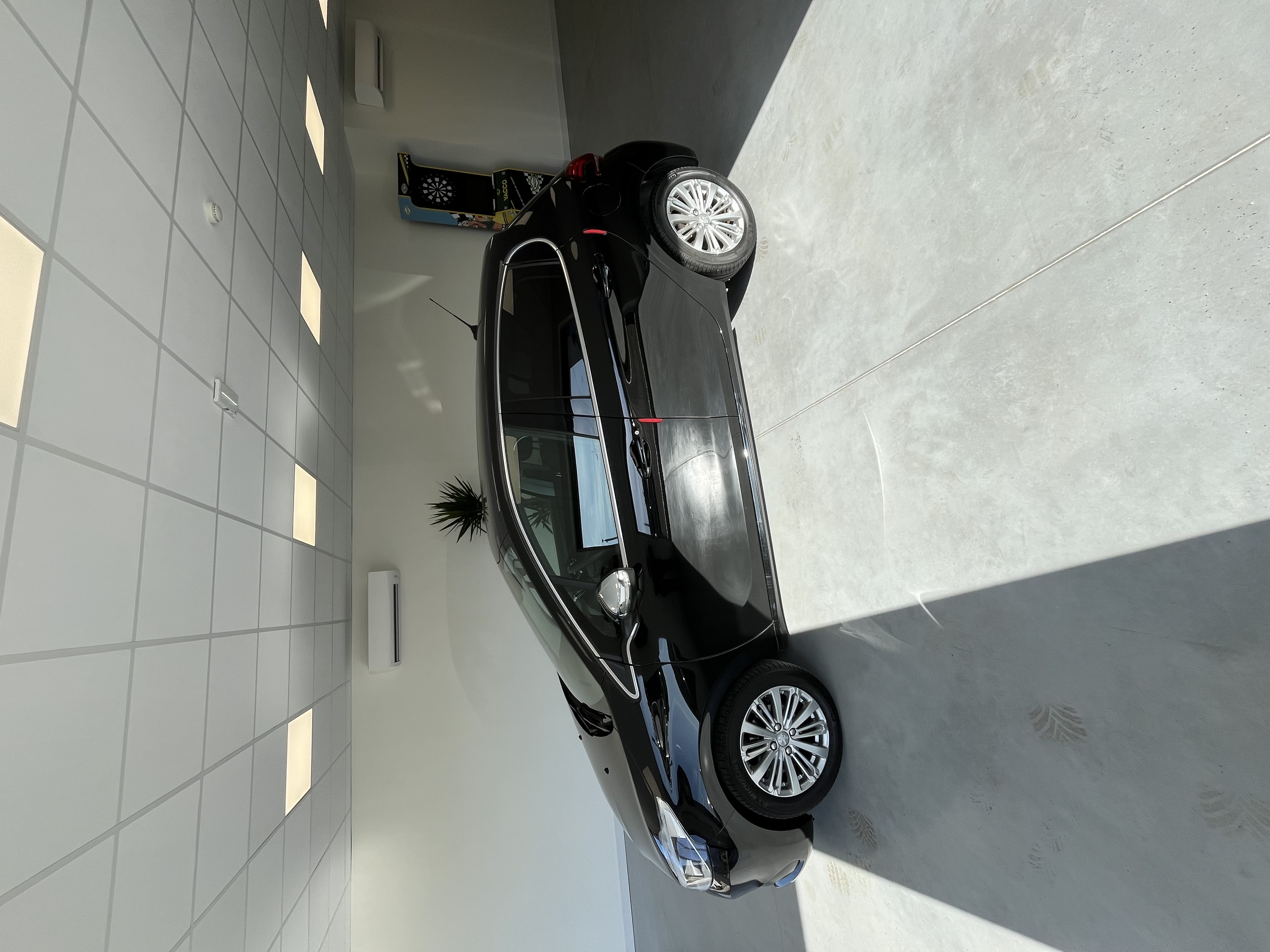 PEUGEOT 208 ESSENCE