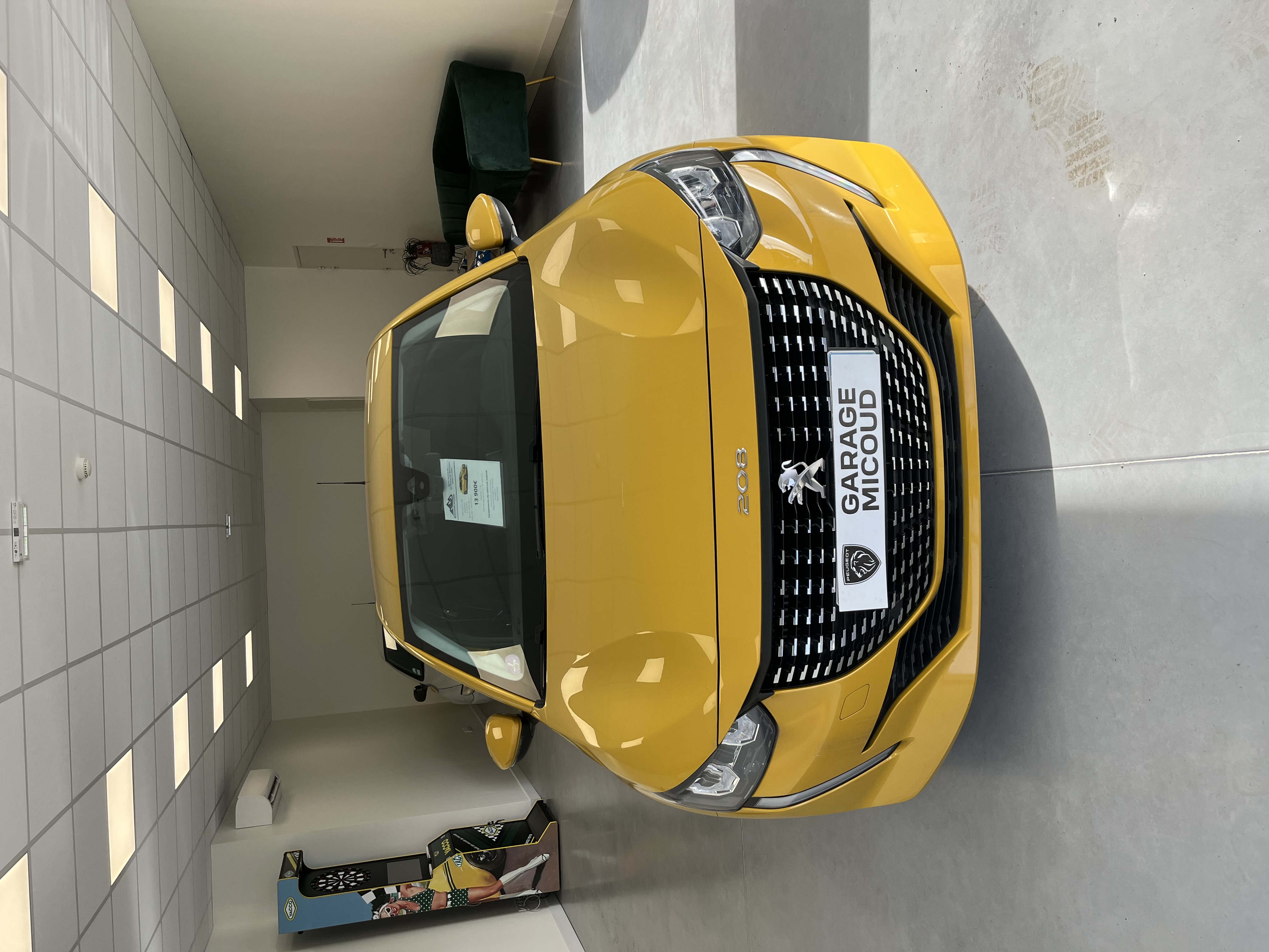 PEUGEOT 208 1.2 ESSENCE