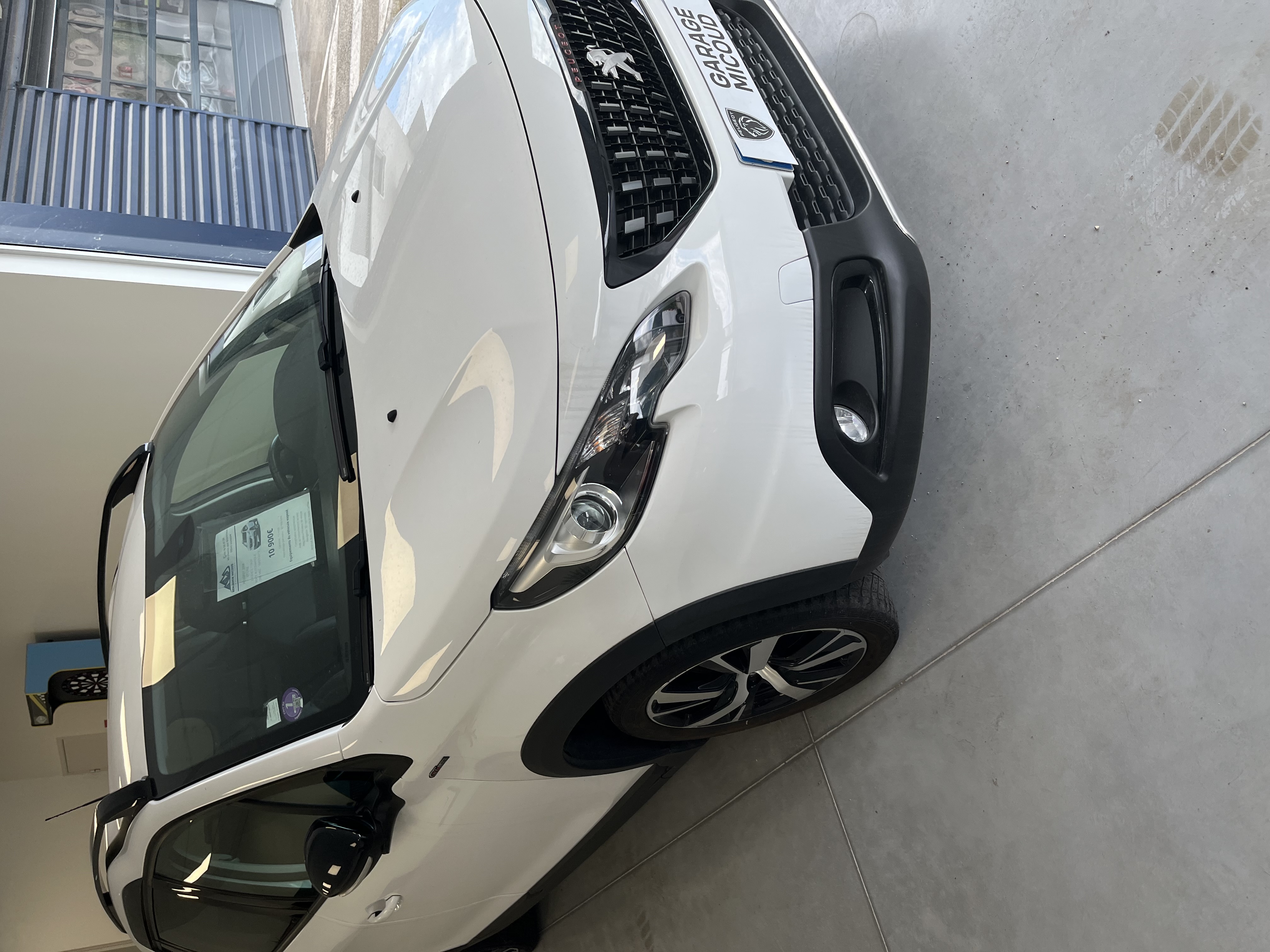 PEUGEOT 2008 GT LINE ESSENCE BLANCHE