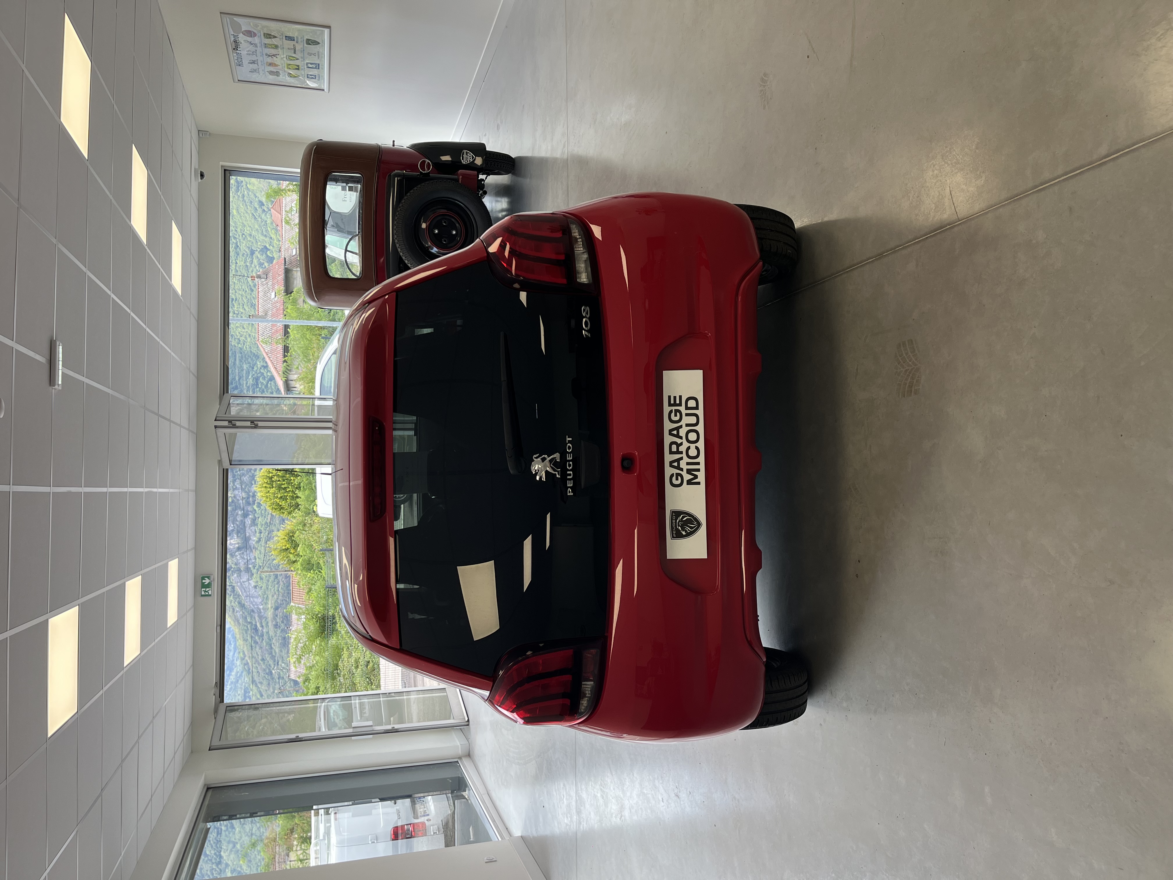 PEUGEOT 108 ESSENCE ROUGE