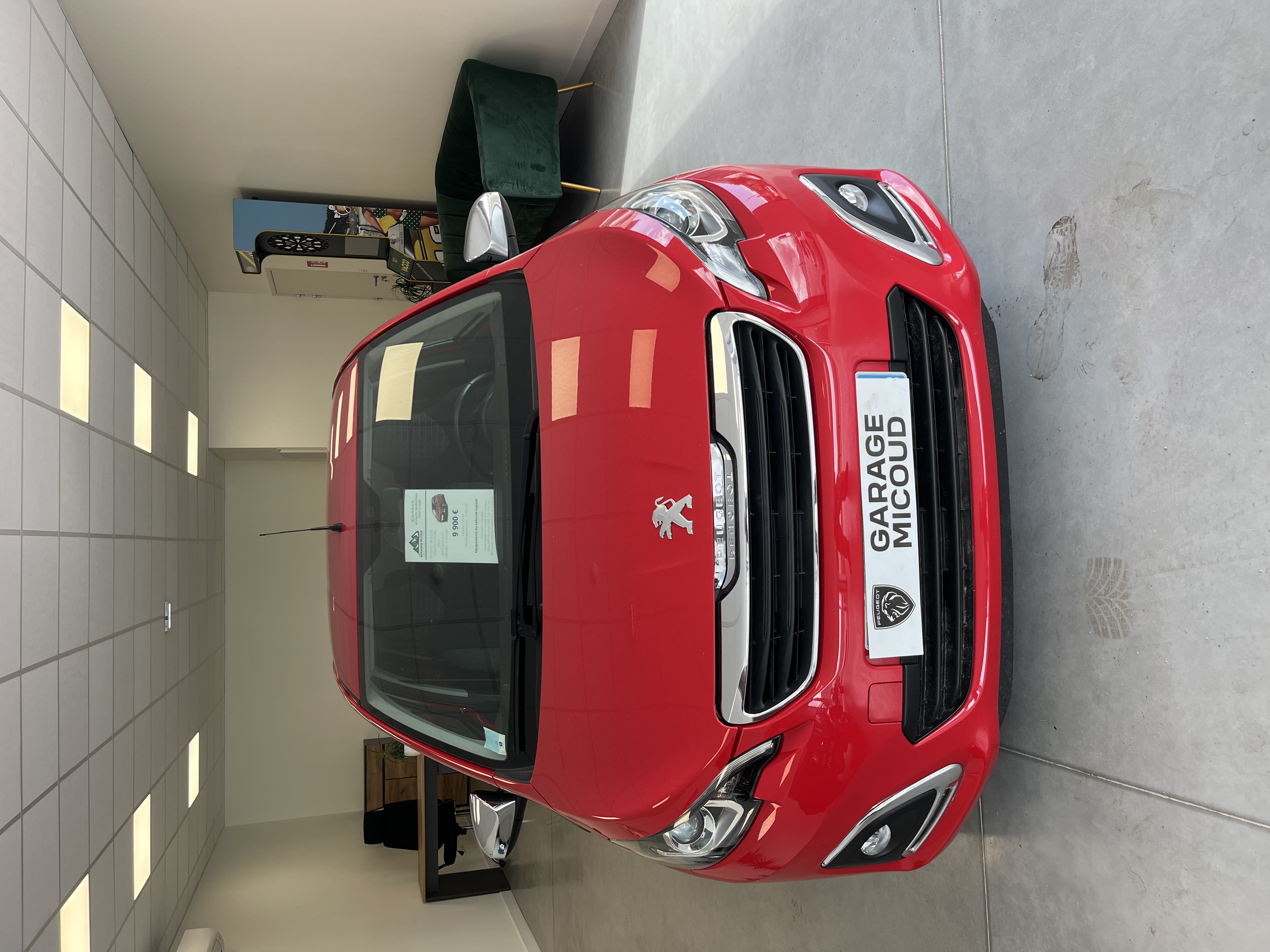 PEUGEOT 108 ESSENCE ROUGE