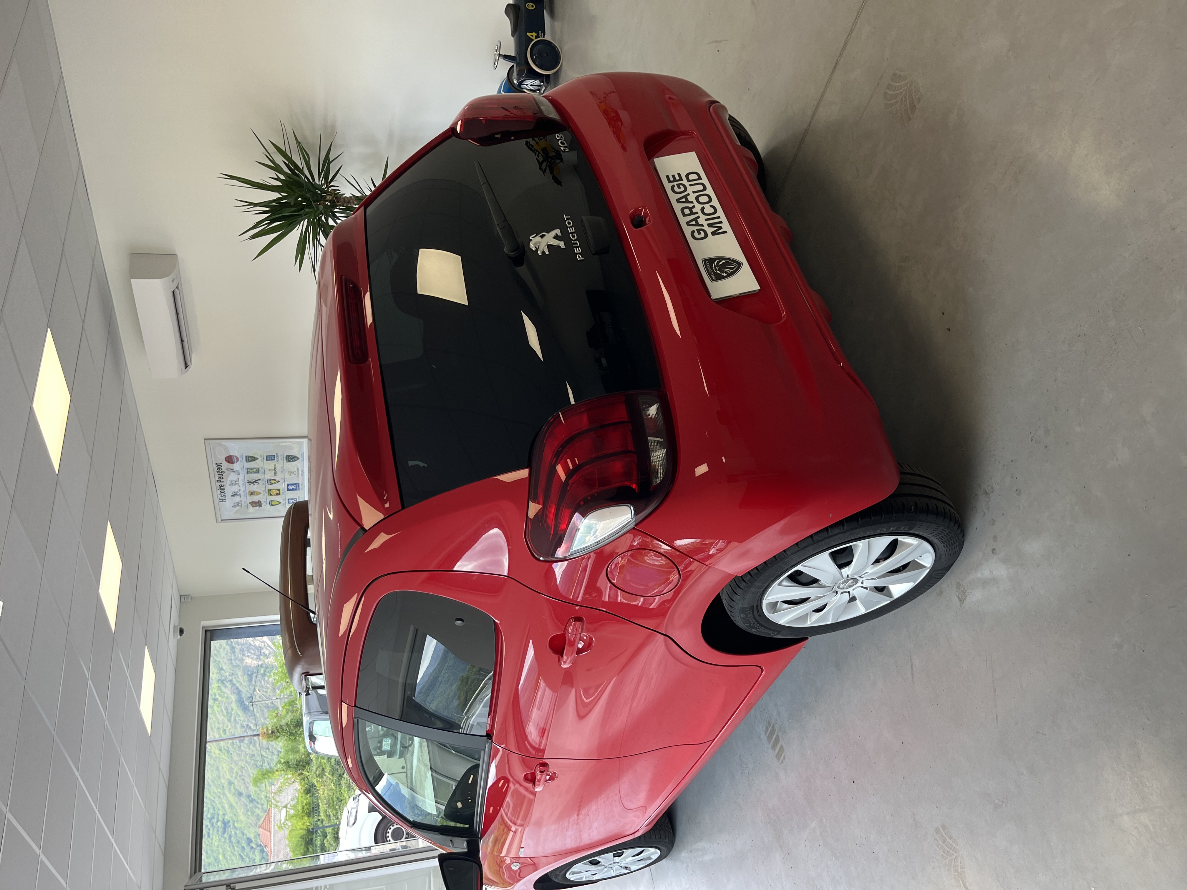 PEUGEOT 108 ESSENCE ROUGE