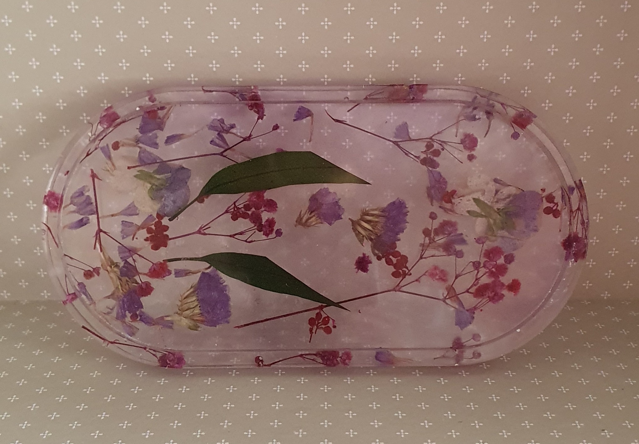 Bandeja decorativa com flores prensadas