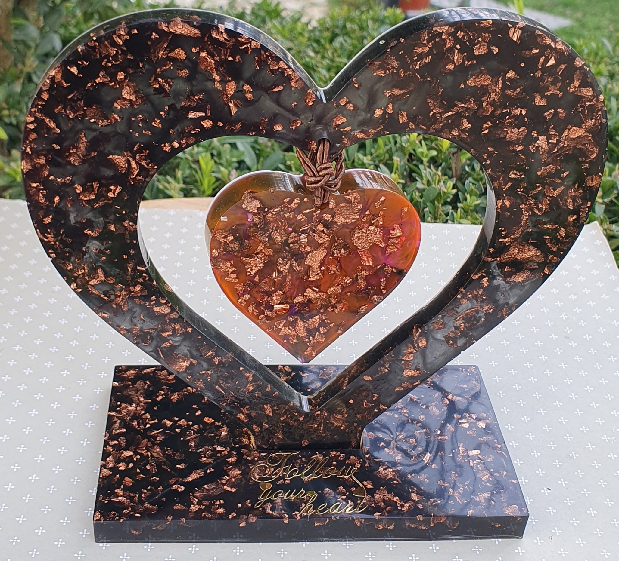 Coração c/suporte em resina epoxi e folha ouro