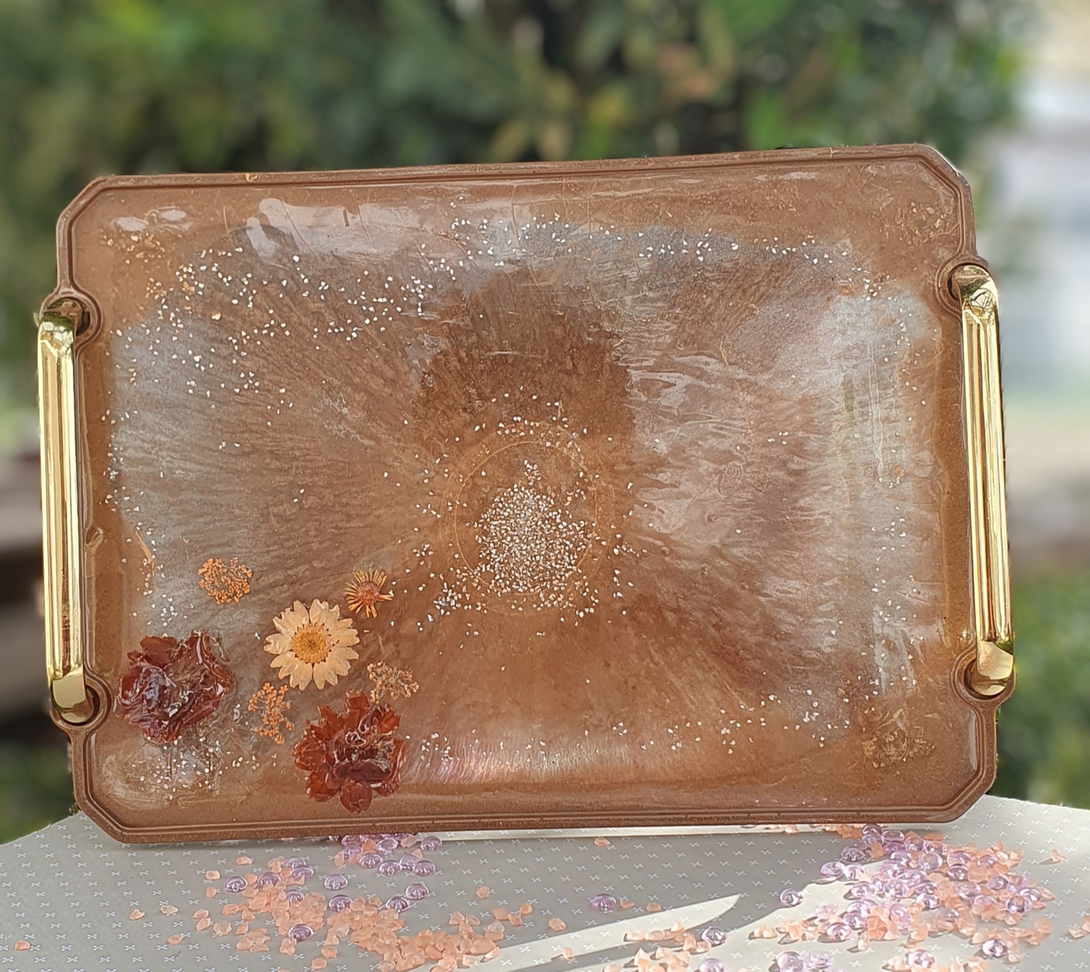 Tabuleiro decorativo com flores e brilhos