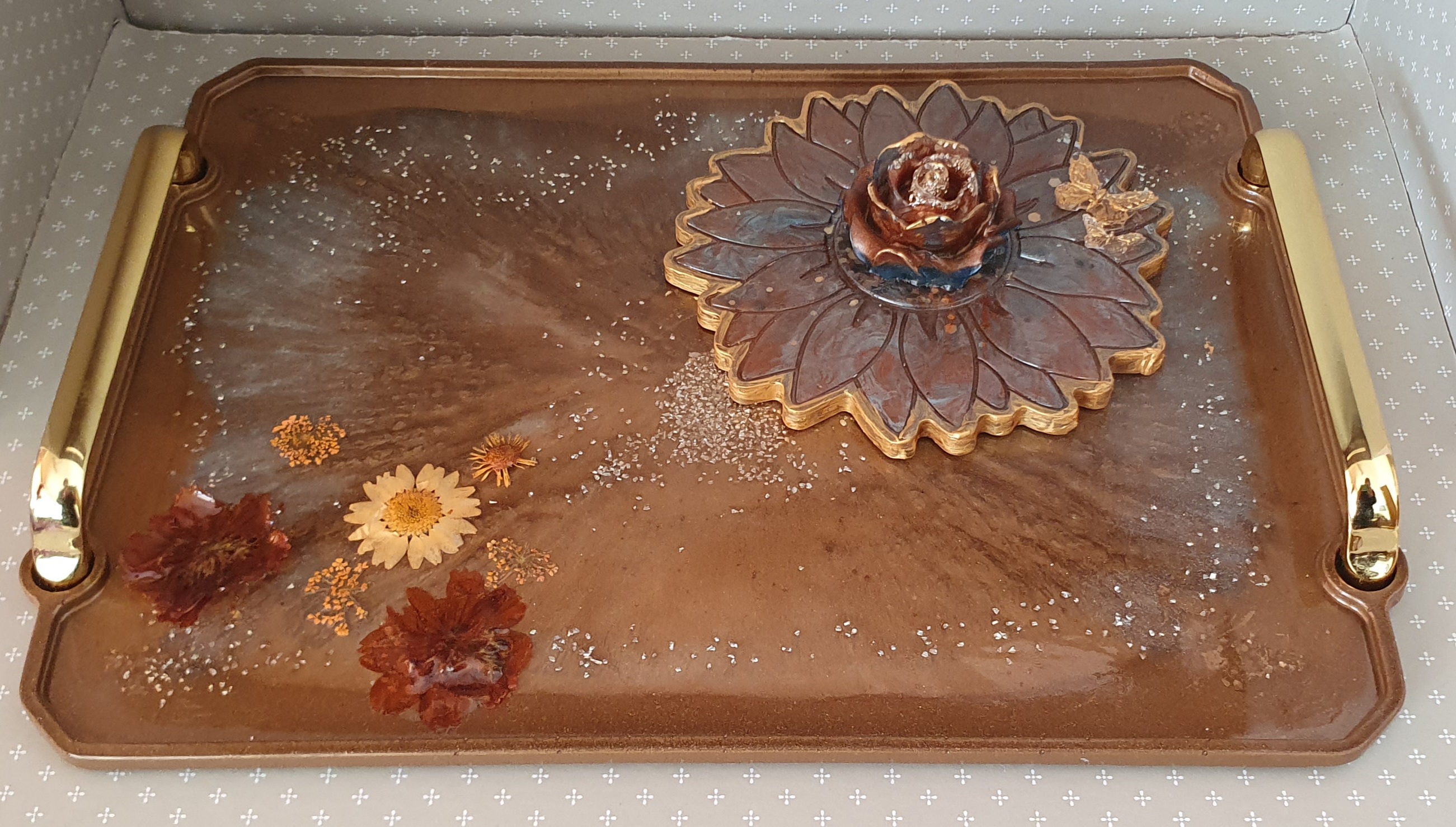 Tabuleiro decorativo com flores e brilhos