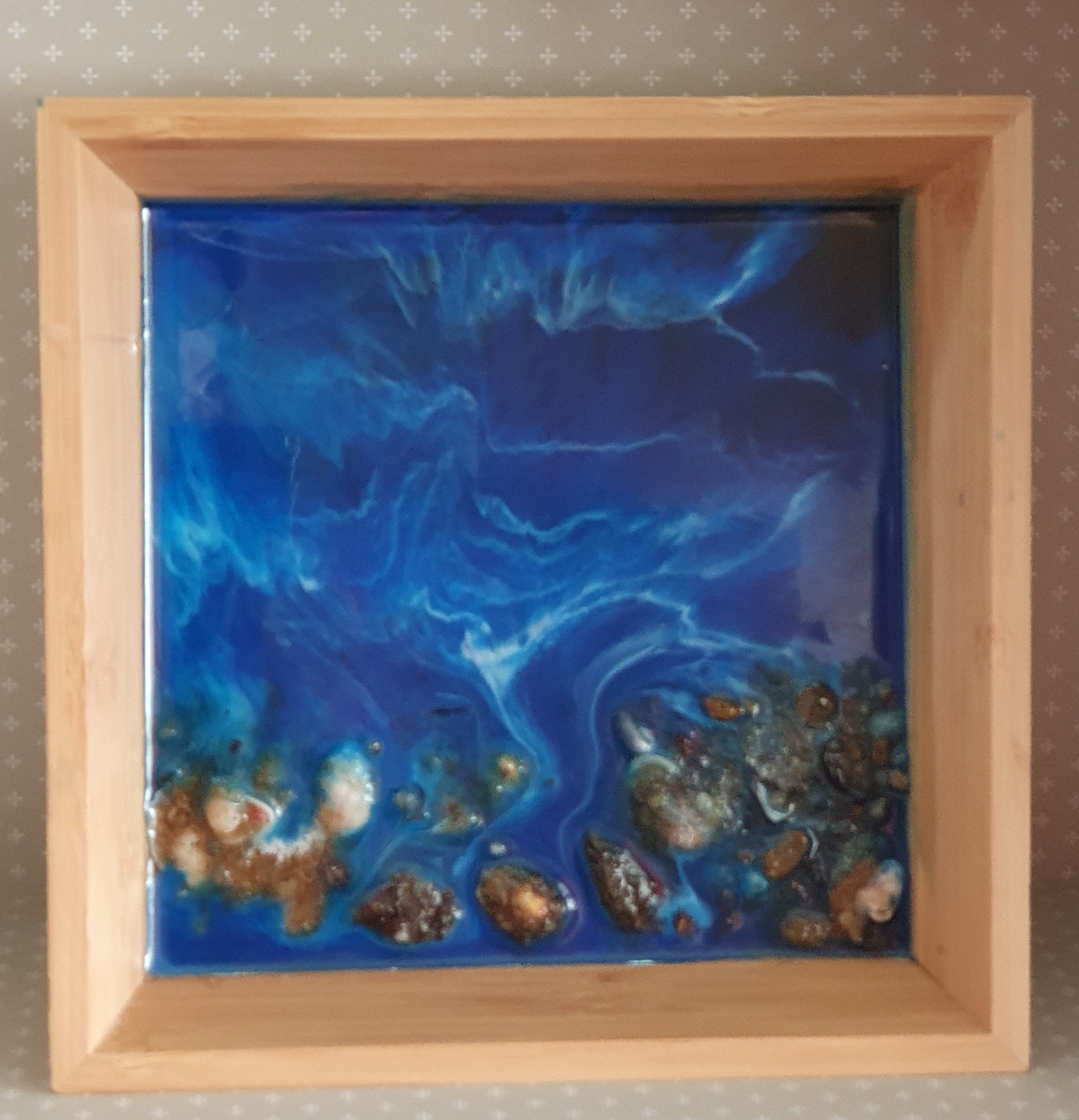 Tabuleiro quadrado de madeira com efeito mar em resina epoxi