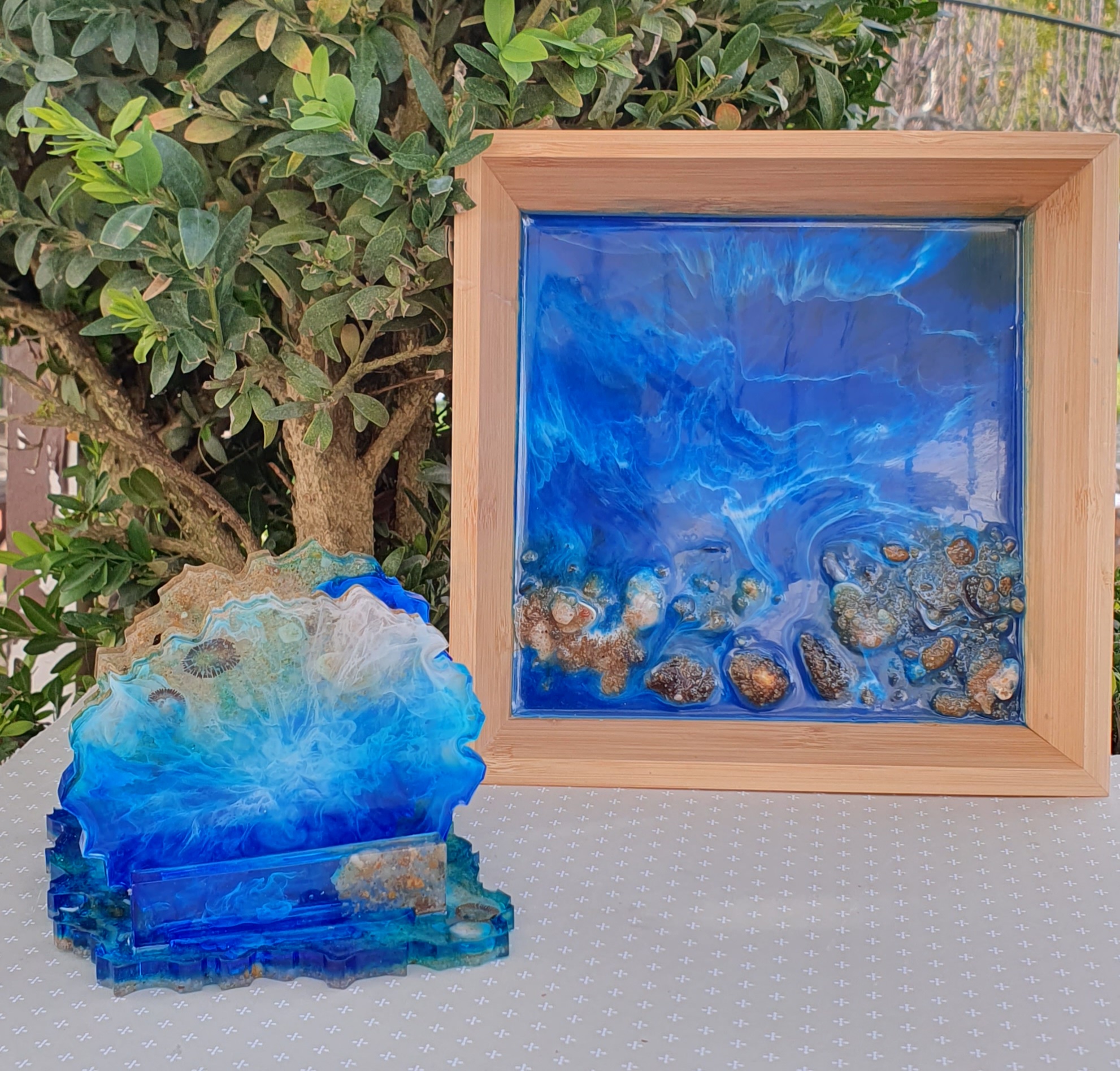 Tabuleiro quadrado de madeira com efeito mar em resina epoxi