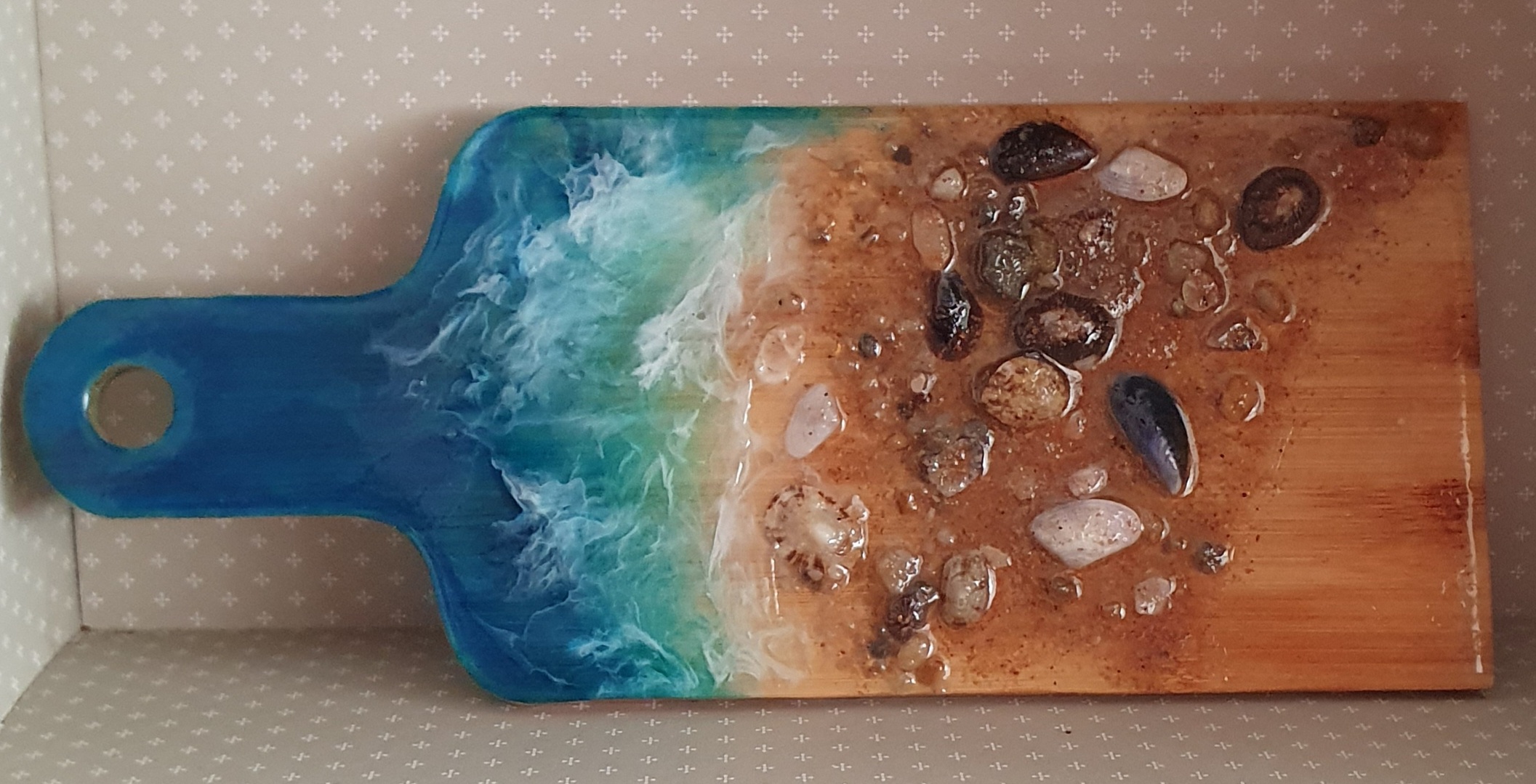 Tábua madeira decorativa efeito mar com areia e conchas em resina epoxi