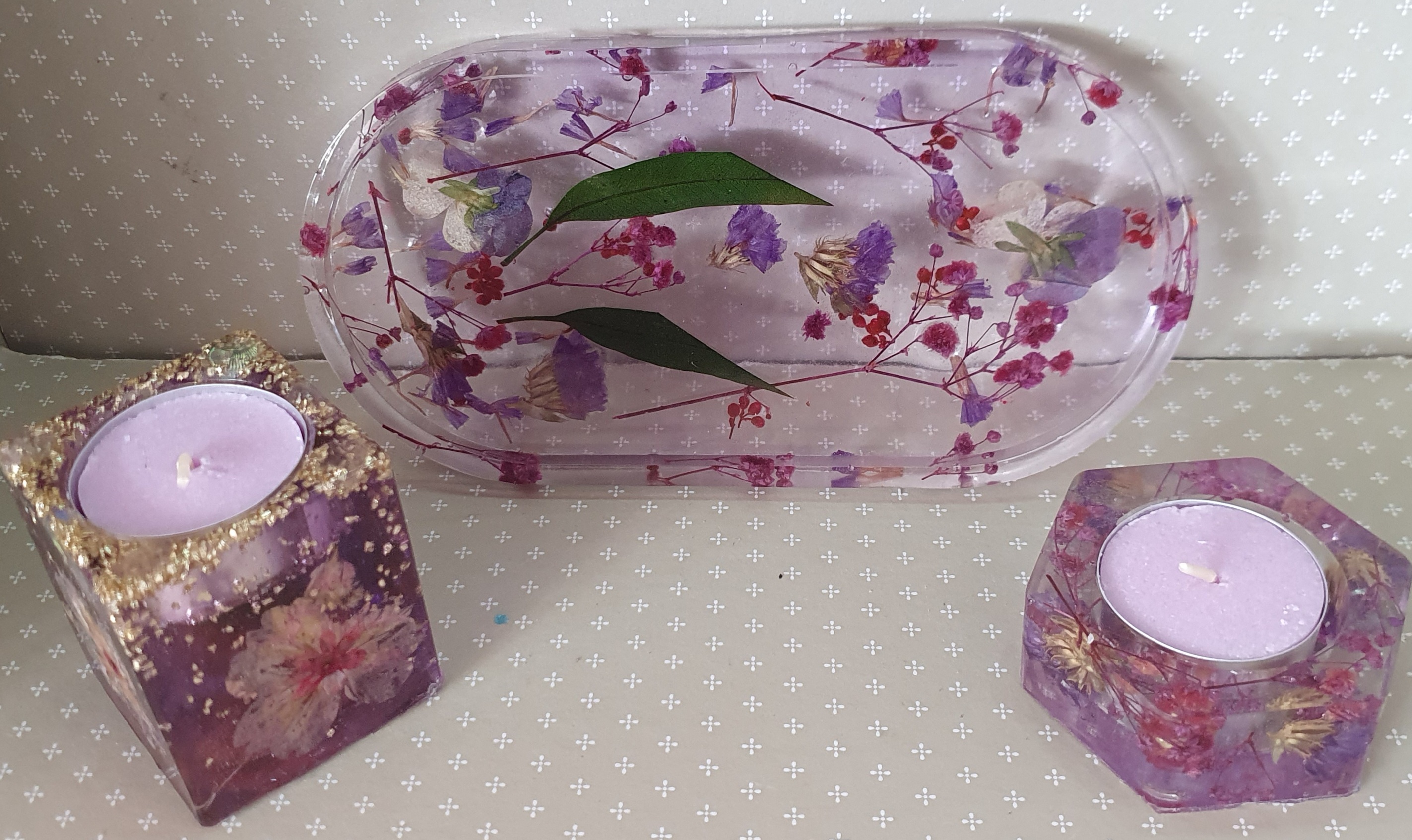 Bandeja decorativa com flores prensadas