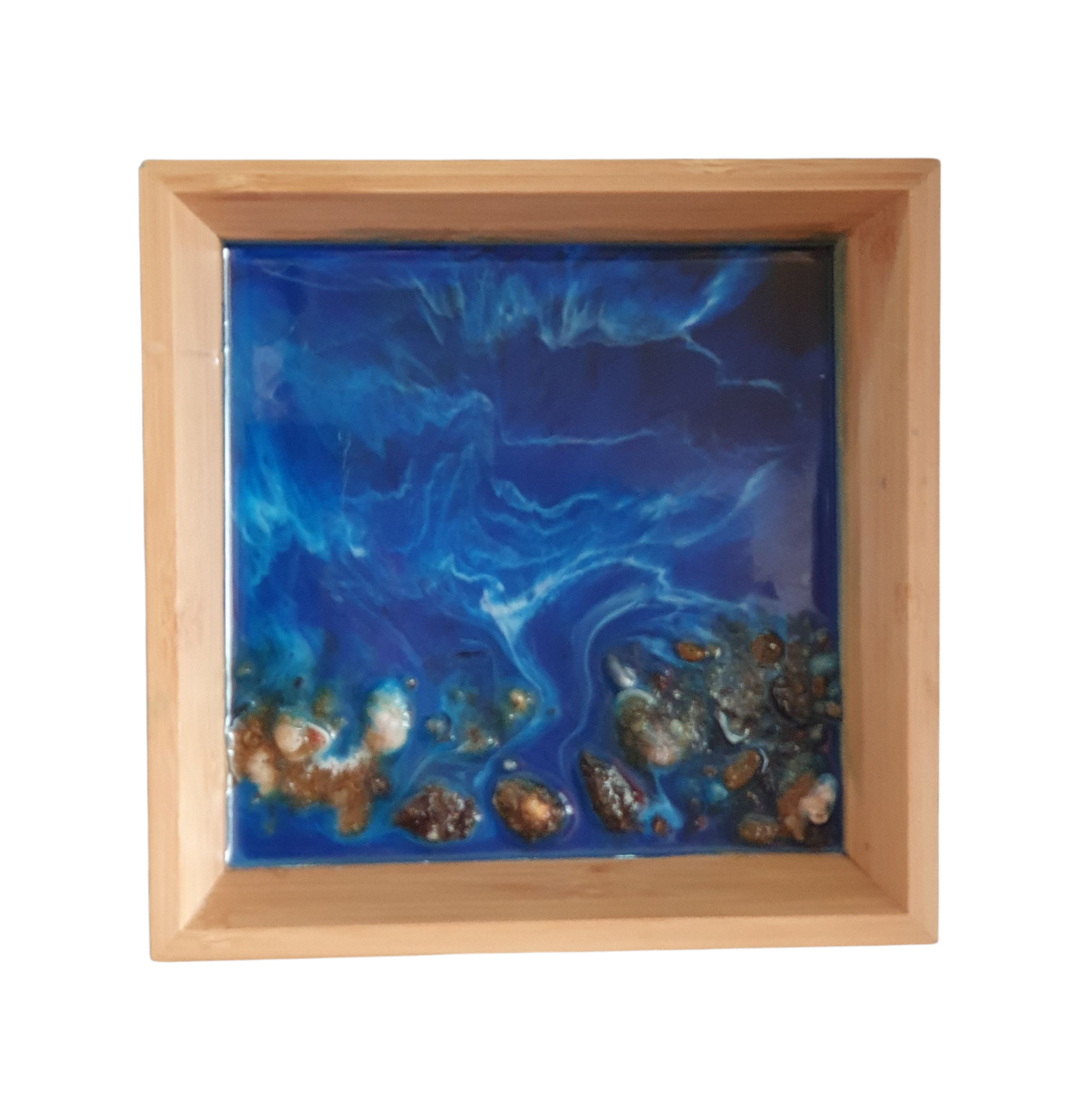 Tabuleiro quadrado de madeira com efeito mar em resina epoxi