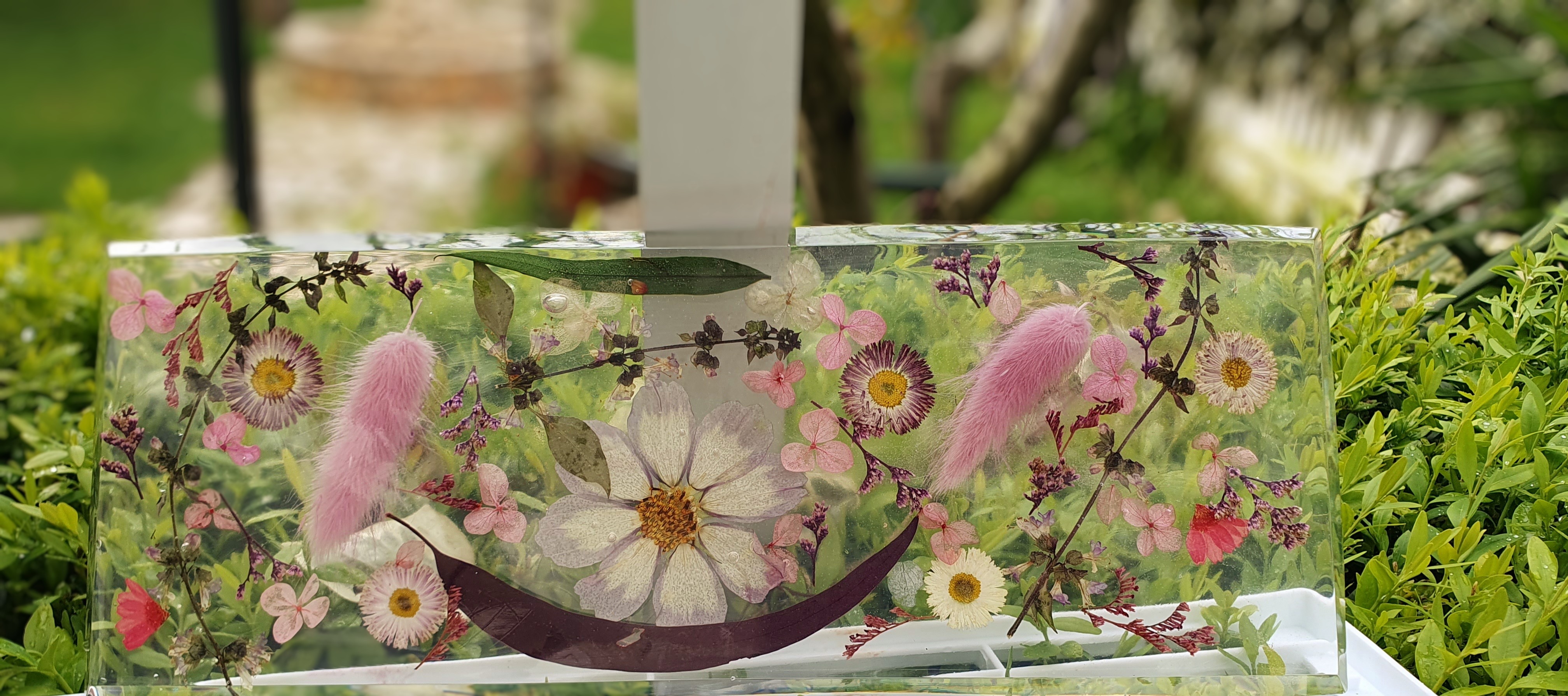 Tabuleiro artesanal de resina e flores naturais preservadas