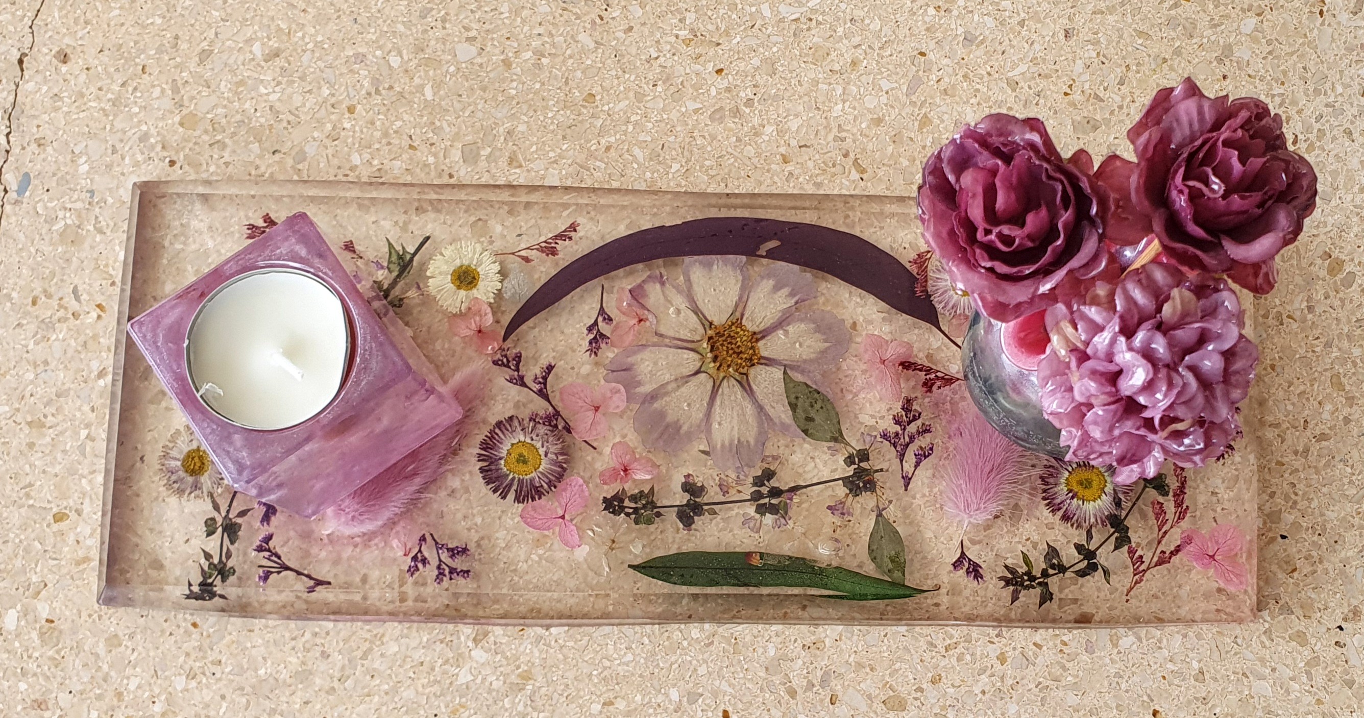 Tabuleiro artesanal de resina e flores naturais preservadas