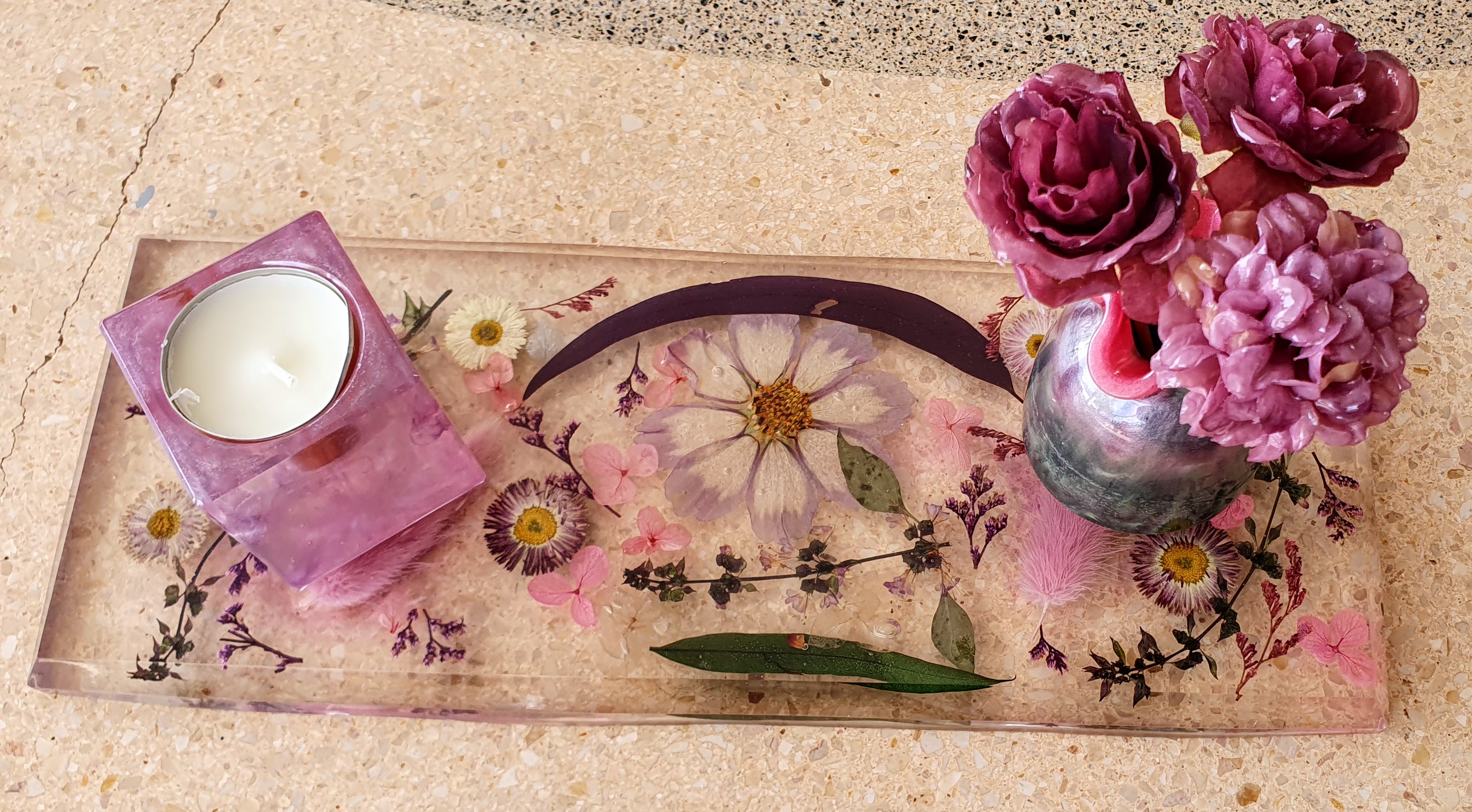 Tabuleiro artesanal de resina e flores naturais preservadas