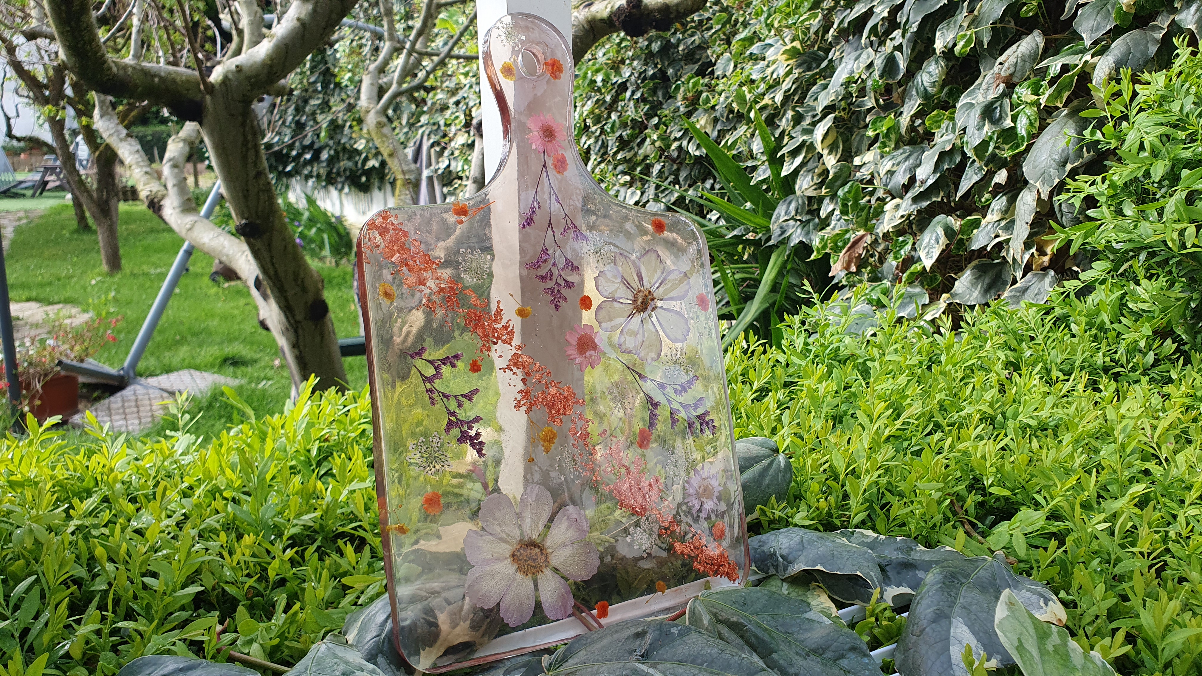 Tábua de corte com flores secas