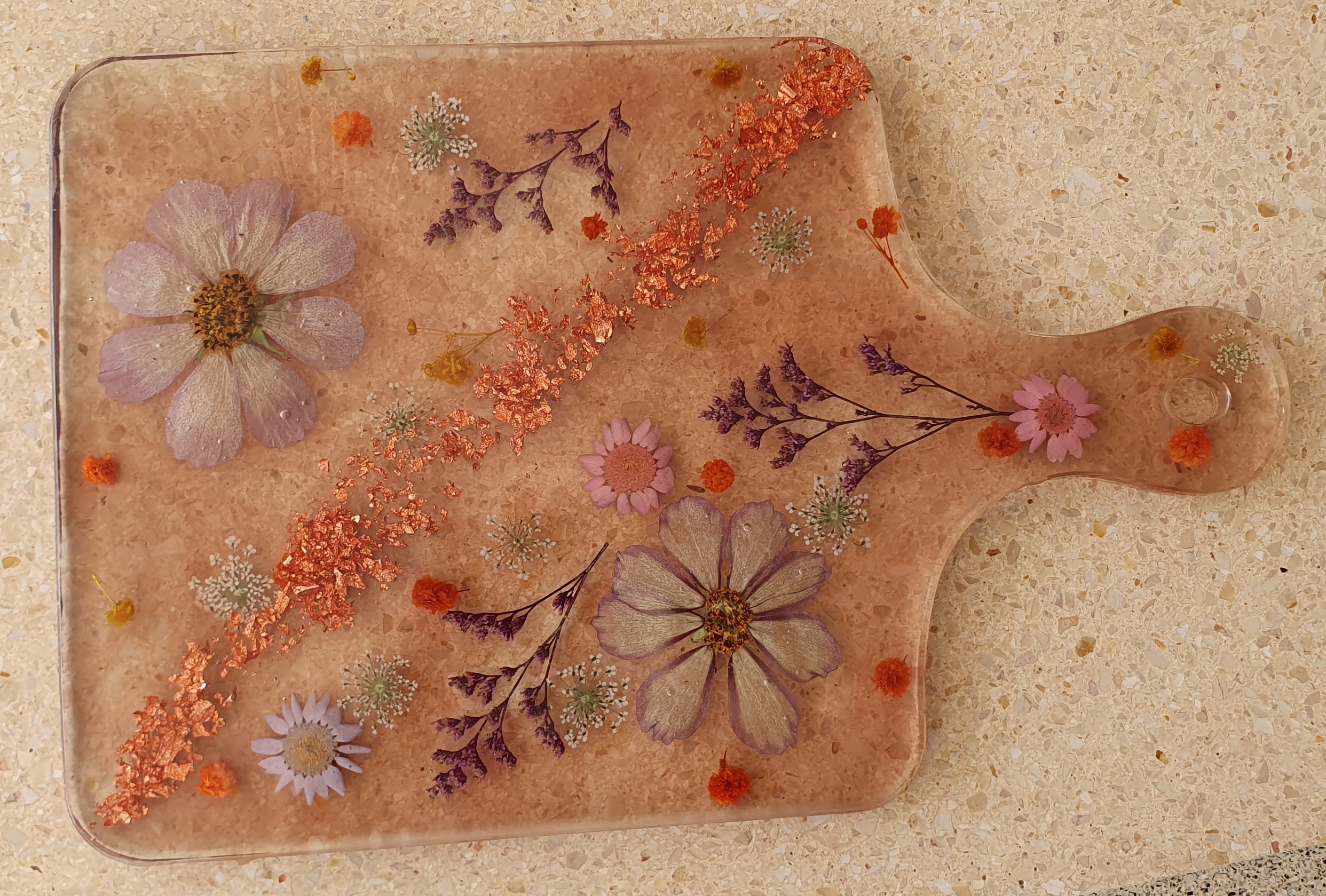 Tábua de corte com flores secas