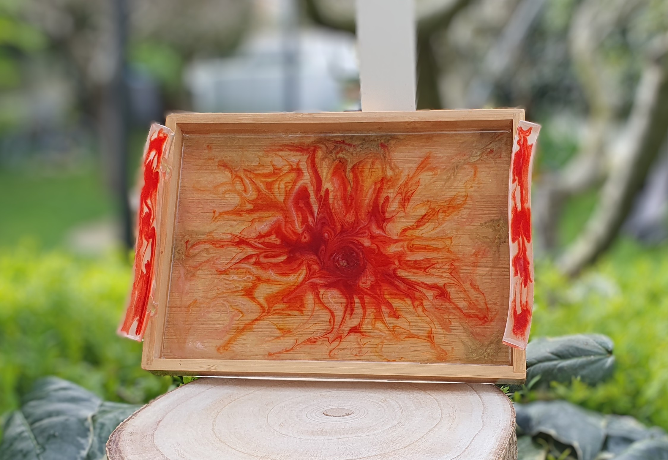 Bandeja de bambu com design artístico