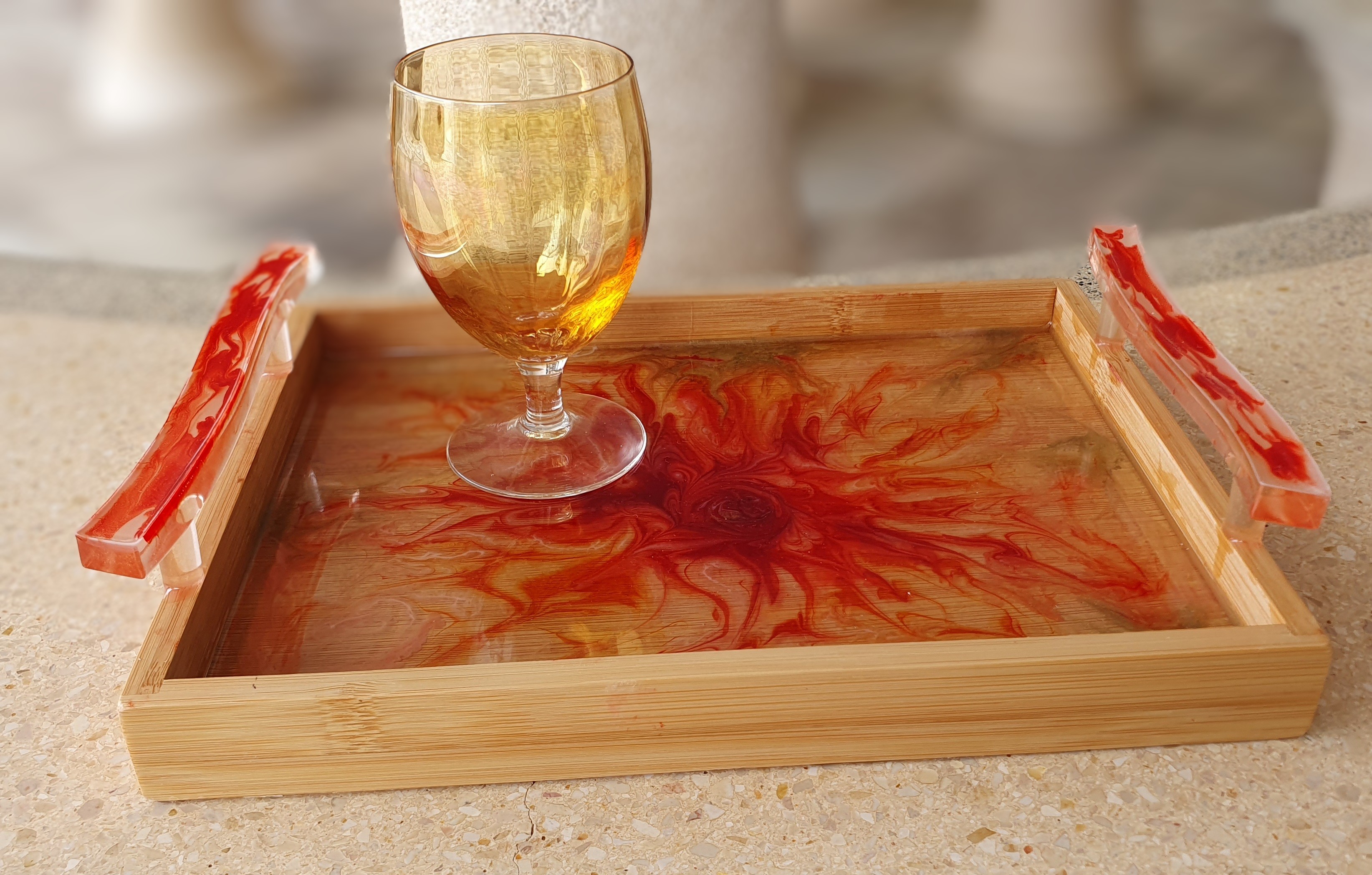 Bandeja de bambu com design artístico