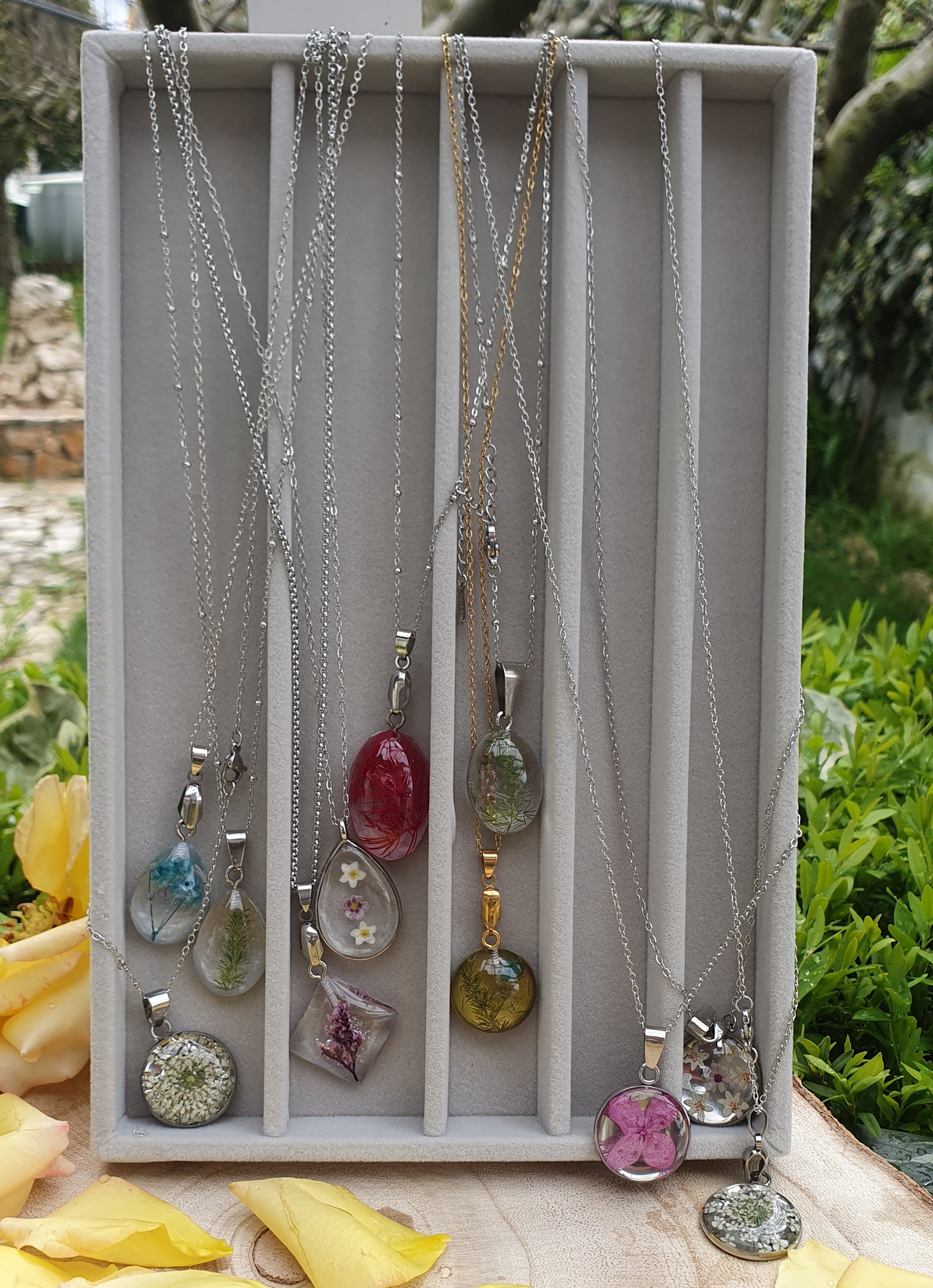 Colares com joia botanica