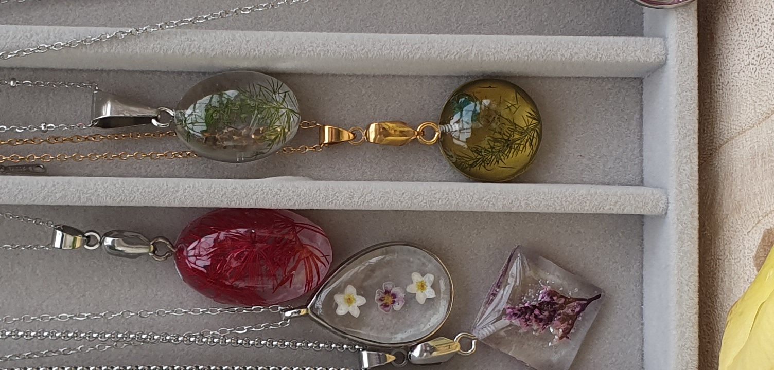 Colares com joia botanica