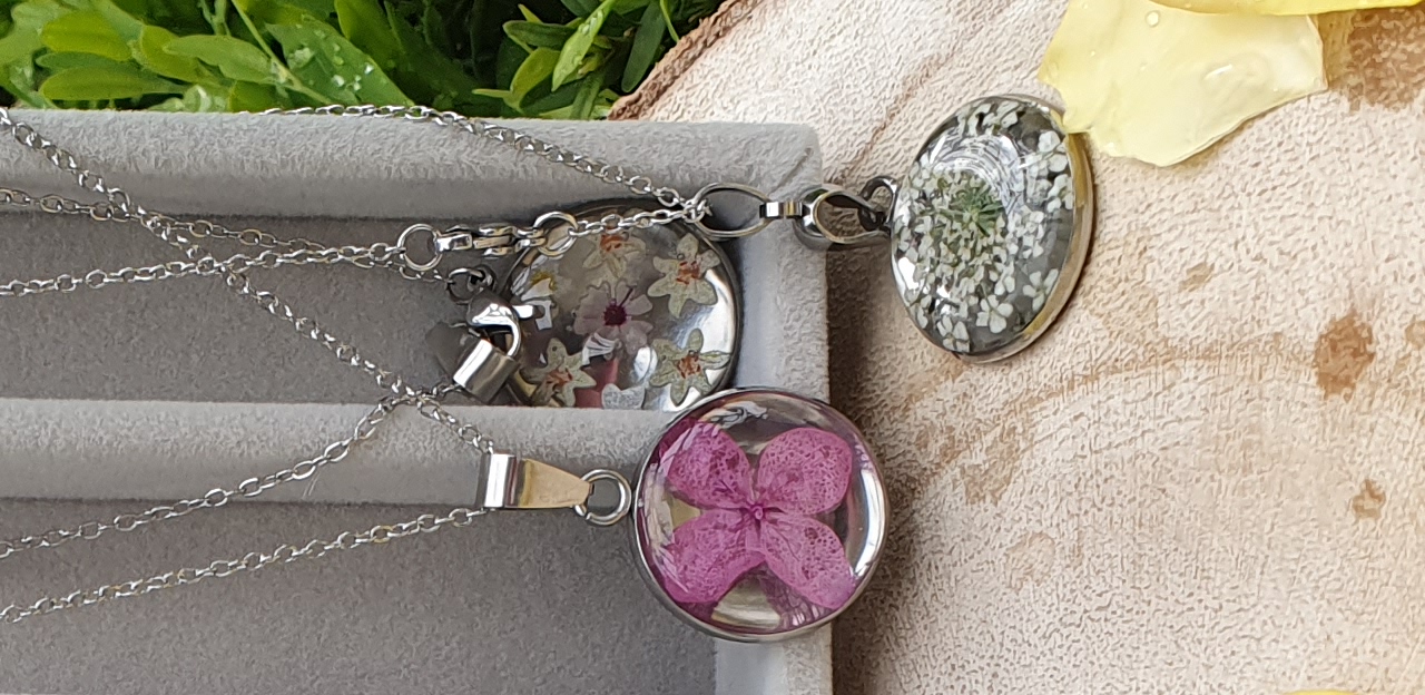 Colares com joia botanica