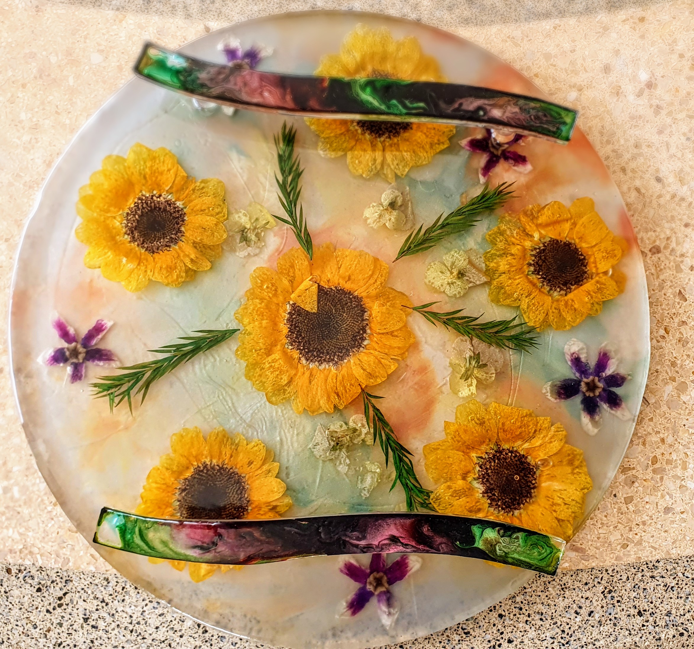 Prato decorativo com flores prensadas