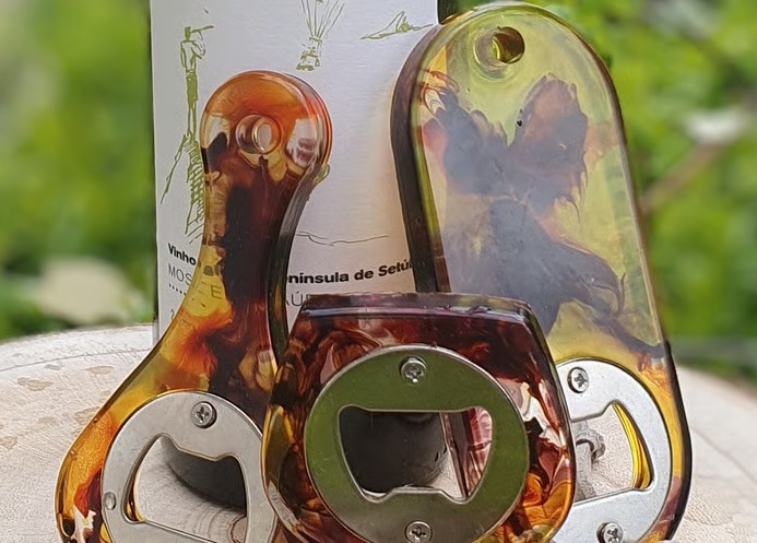 Abre garrafas artesanal apresentado em vários modelos