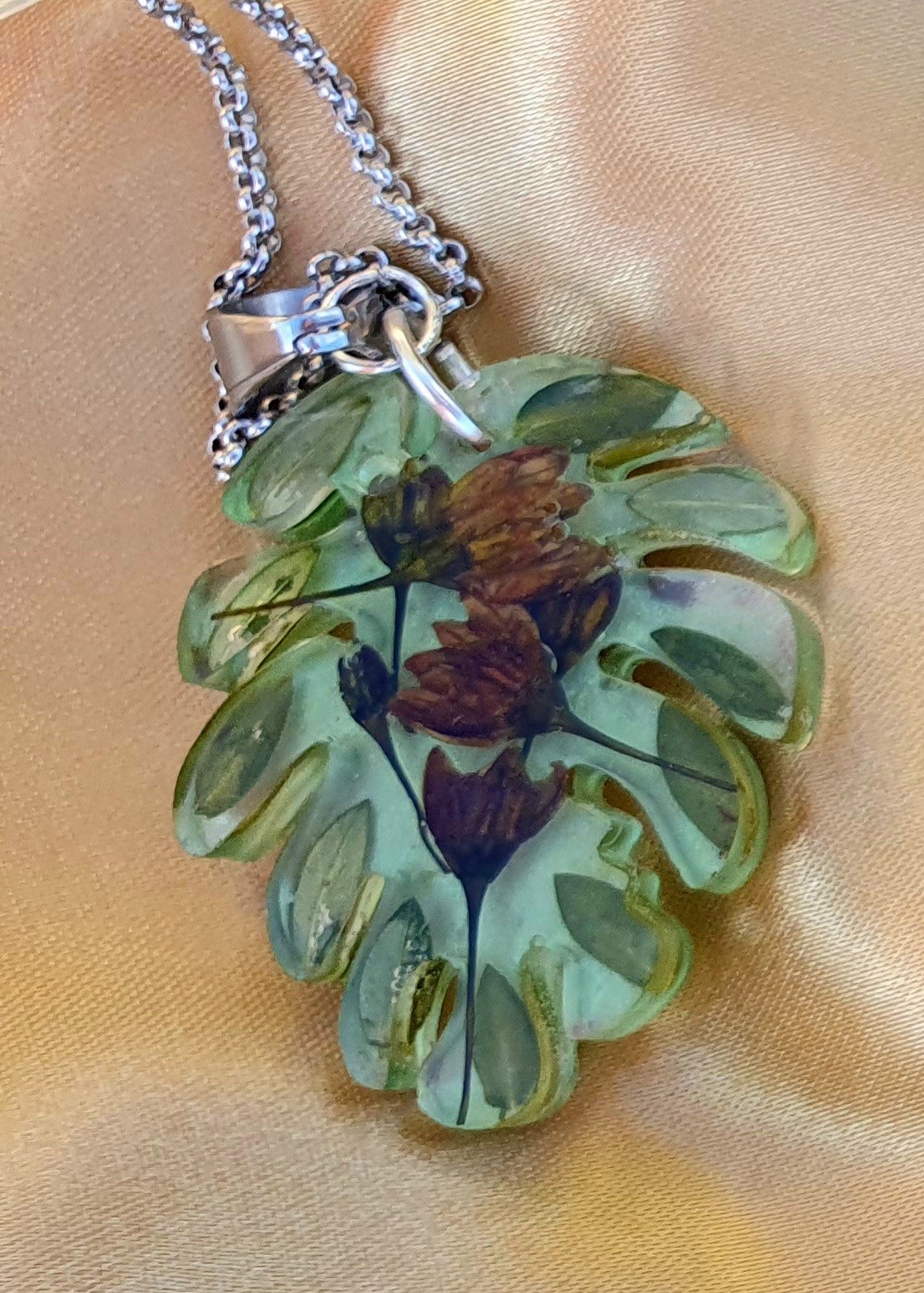 Colar com pingente de resina